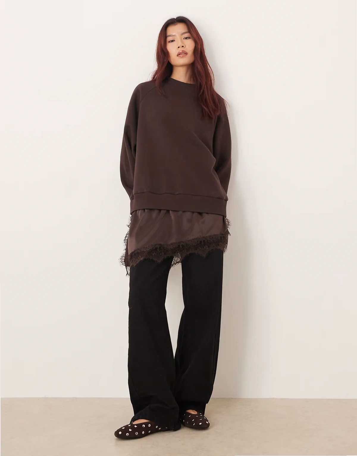 – Oversize-Sweatshirt mit Camisole aus Satin und Spitze in Schokoladenbraun