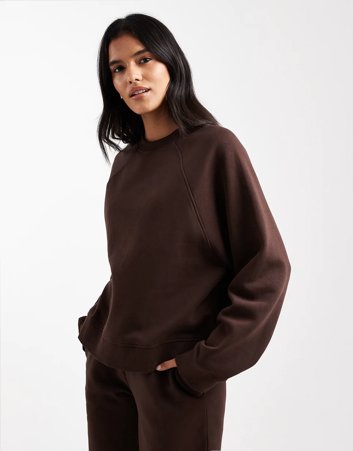 – Oversize-Sweatshirt in Schokobraun mit Raglan-Detail und weicher Innenseite