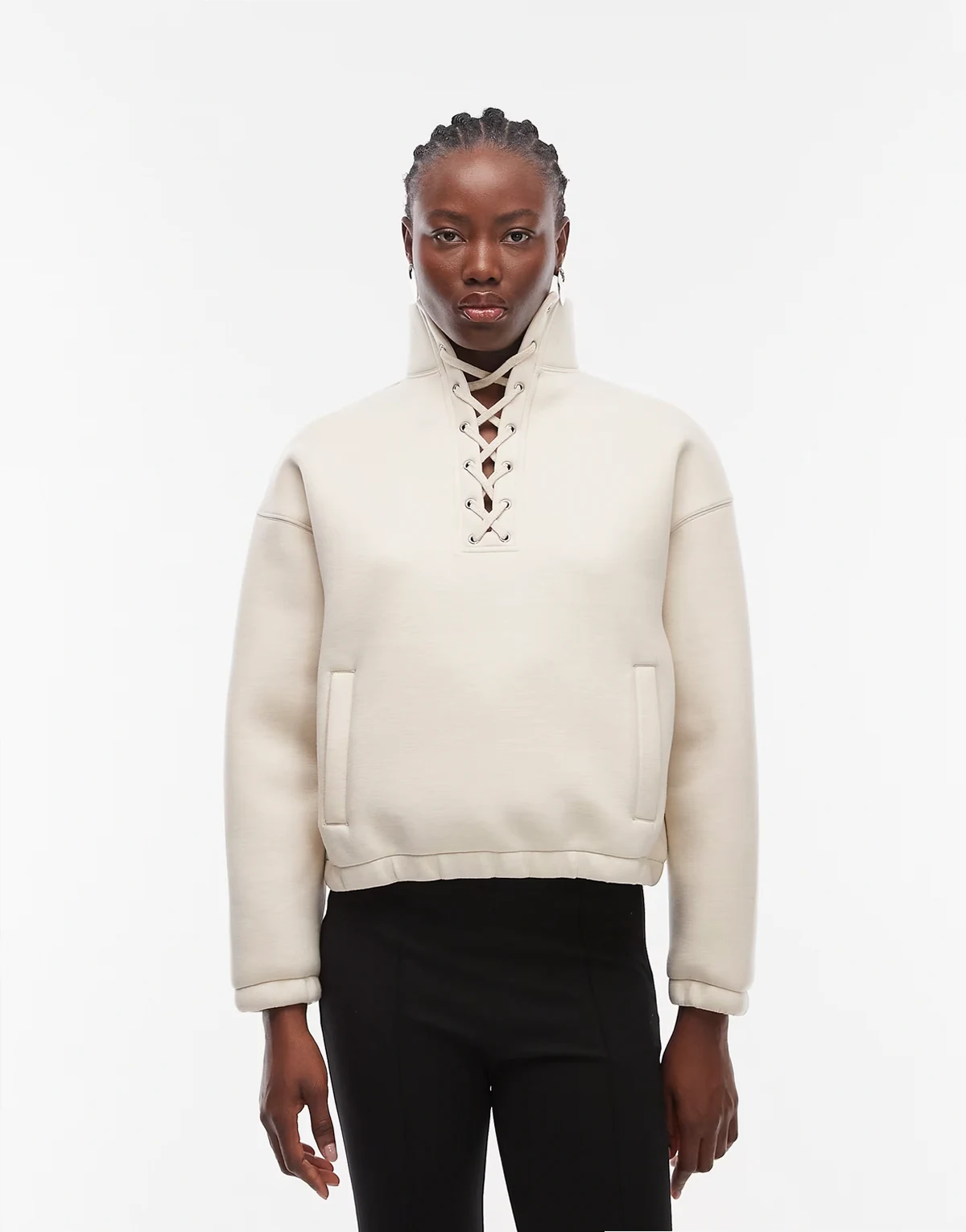 – Sweatshirt in Cremeweiß mit Stehkragen und Spitzendetail