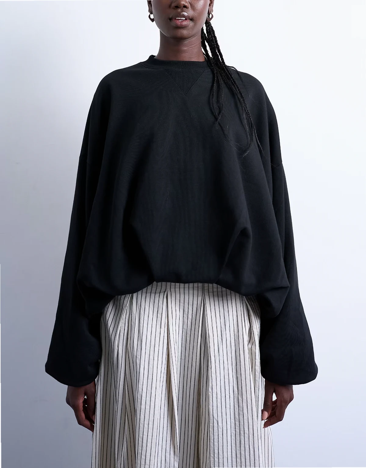 – Sweatshirt in Schwarz mit Ballonsaum