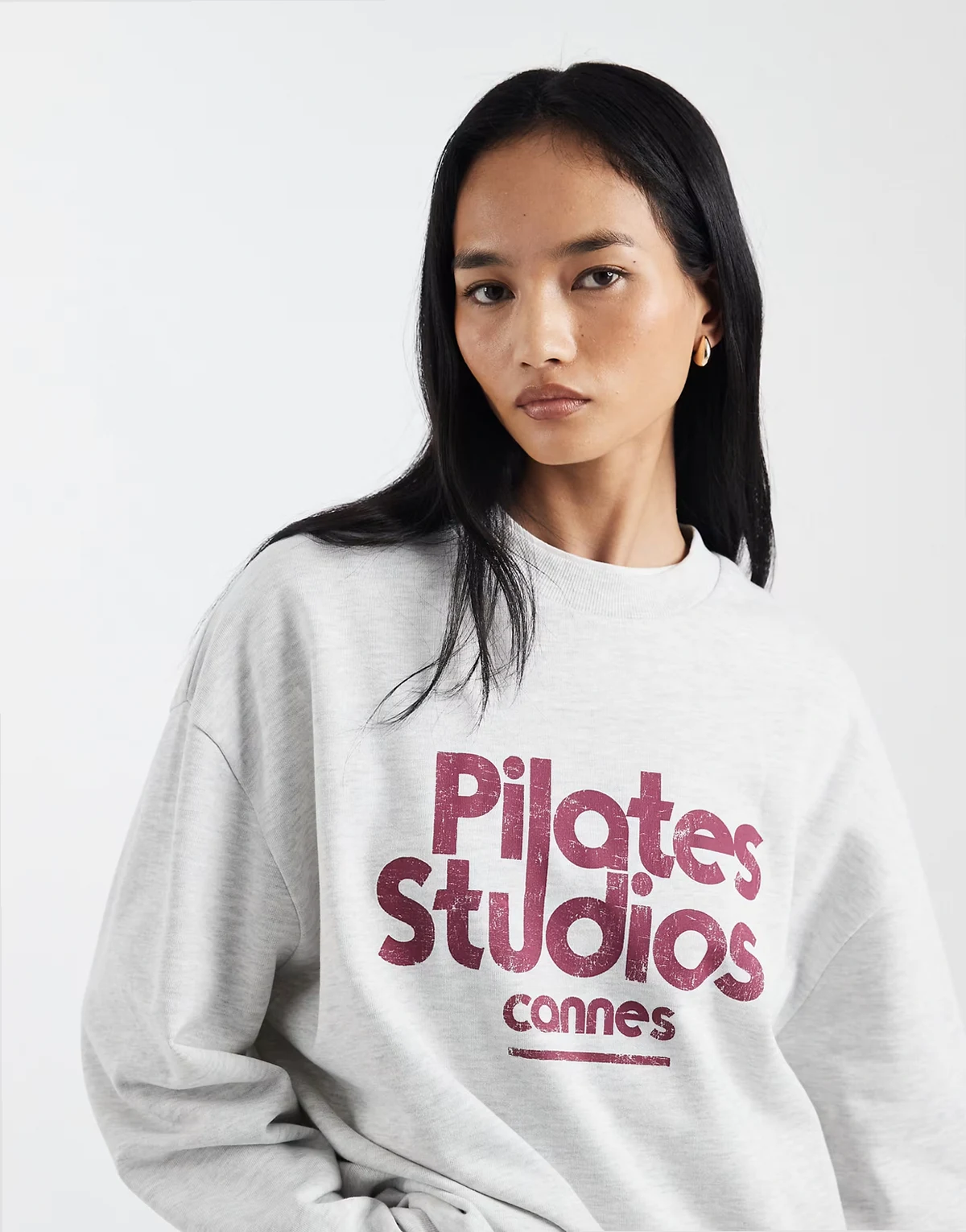– Oversize-Sweatshirt in meliertem Eisgrau mit „Pilates Studio“-Grafikprint