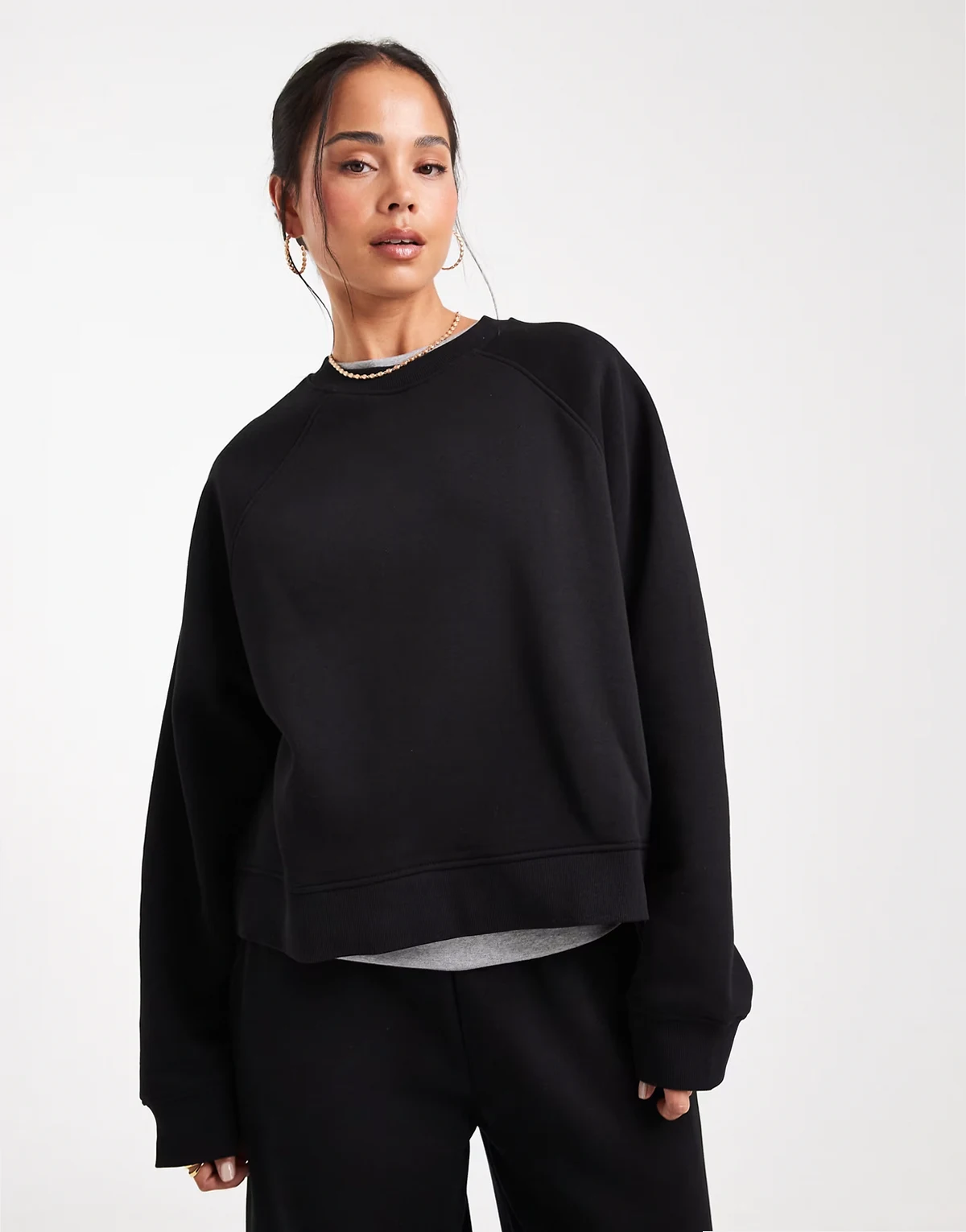 – Oversize-Sweatshirt in Schwarz mit Raglan-Detail und weicher Innenseite