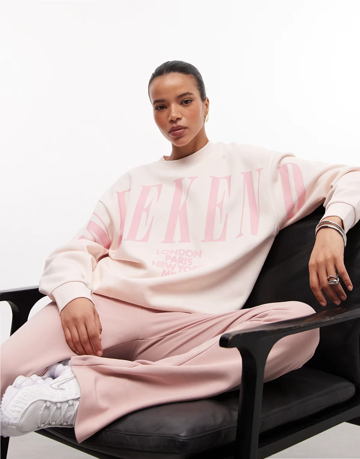 Weekend Collective – Icon – Sweatshirt in farblich abgestimmtem Rosa mit Stapel-Logo