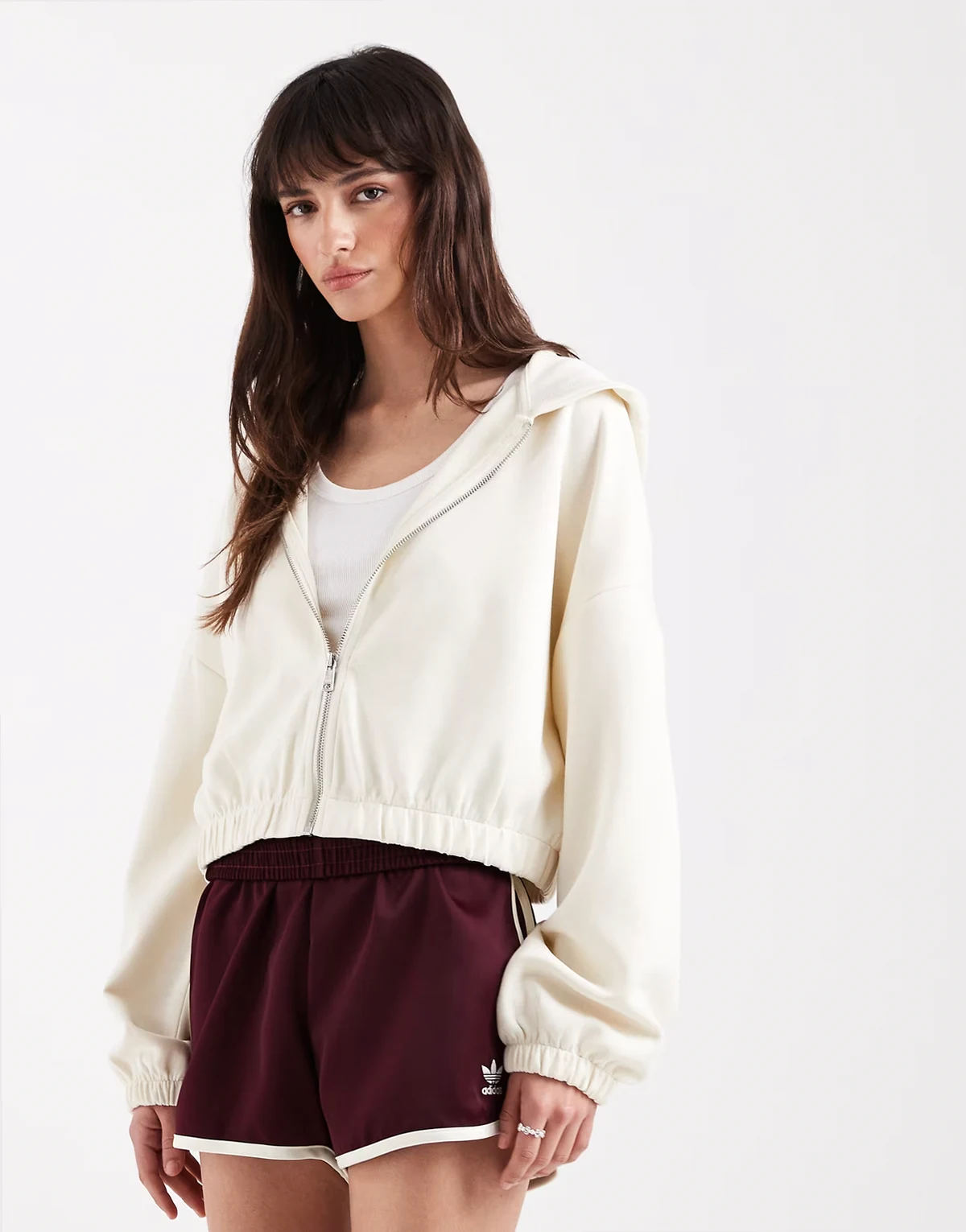 – Kremowa miękka bluza z kapturem o krótkim fasonie