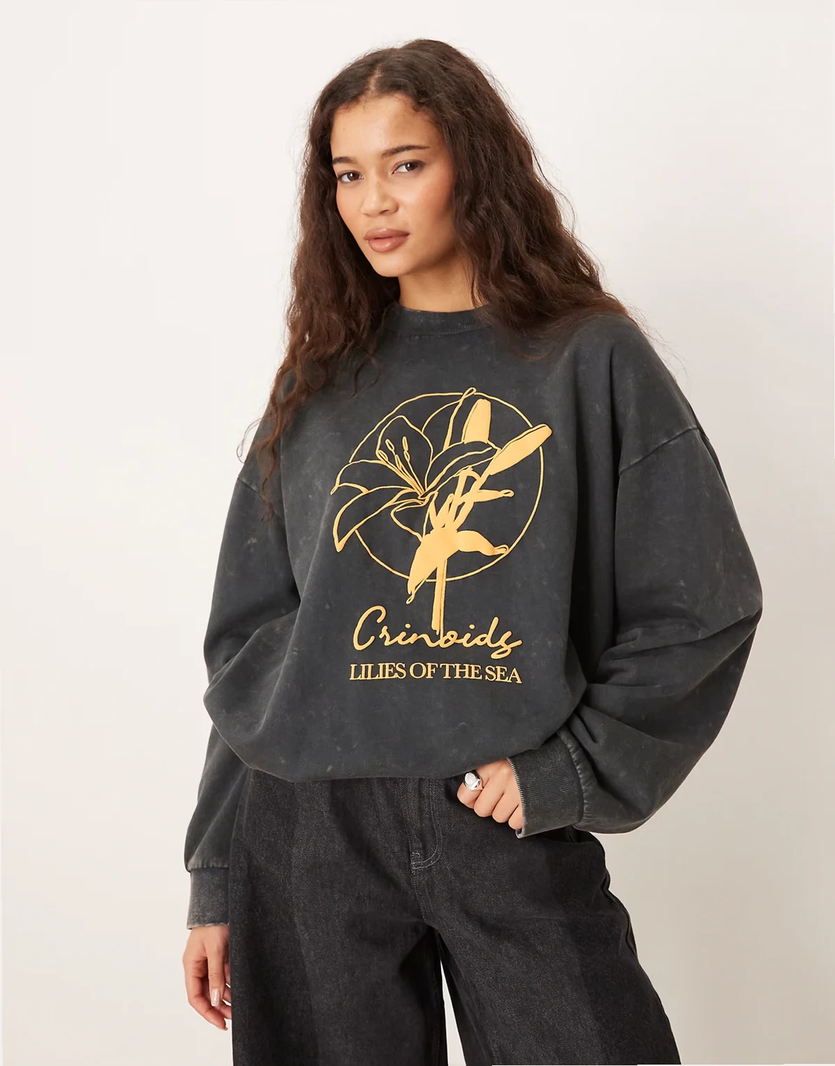 – Grafitowa bluza oversize z grafiką z lilią