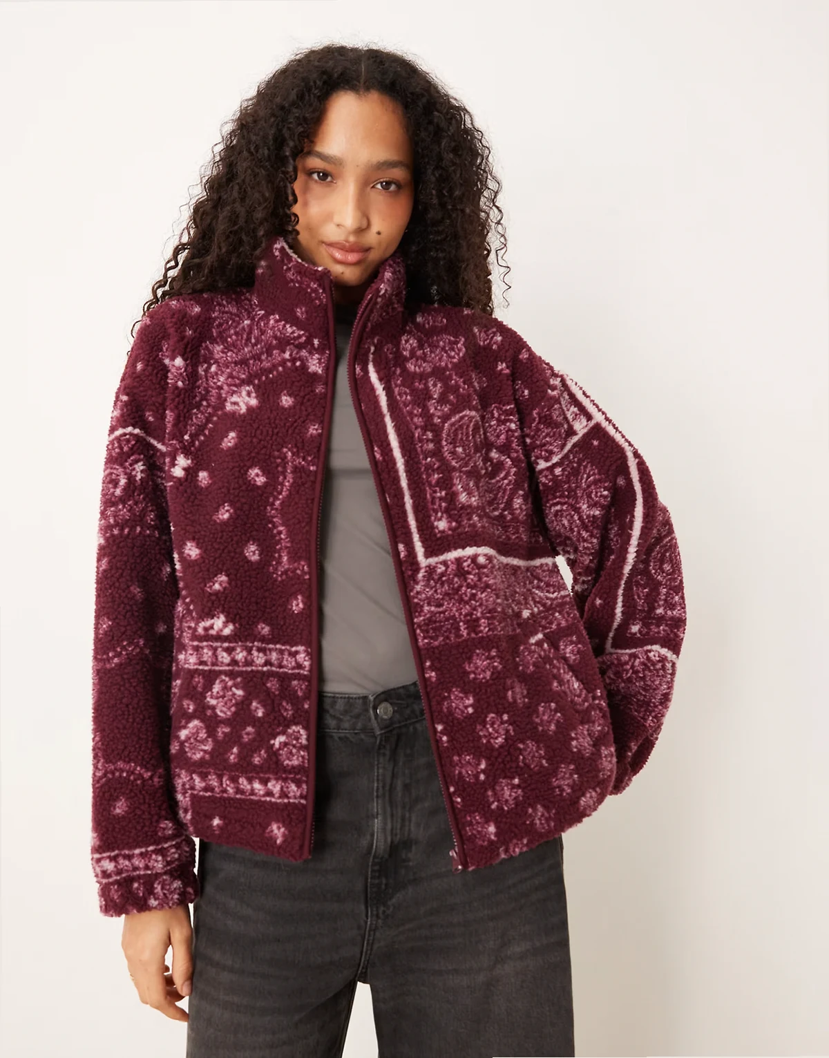 – Fleecejacke in Pflaume mit Reißverschluss und Bandana-Print