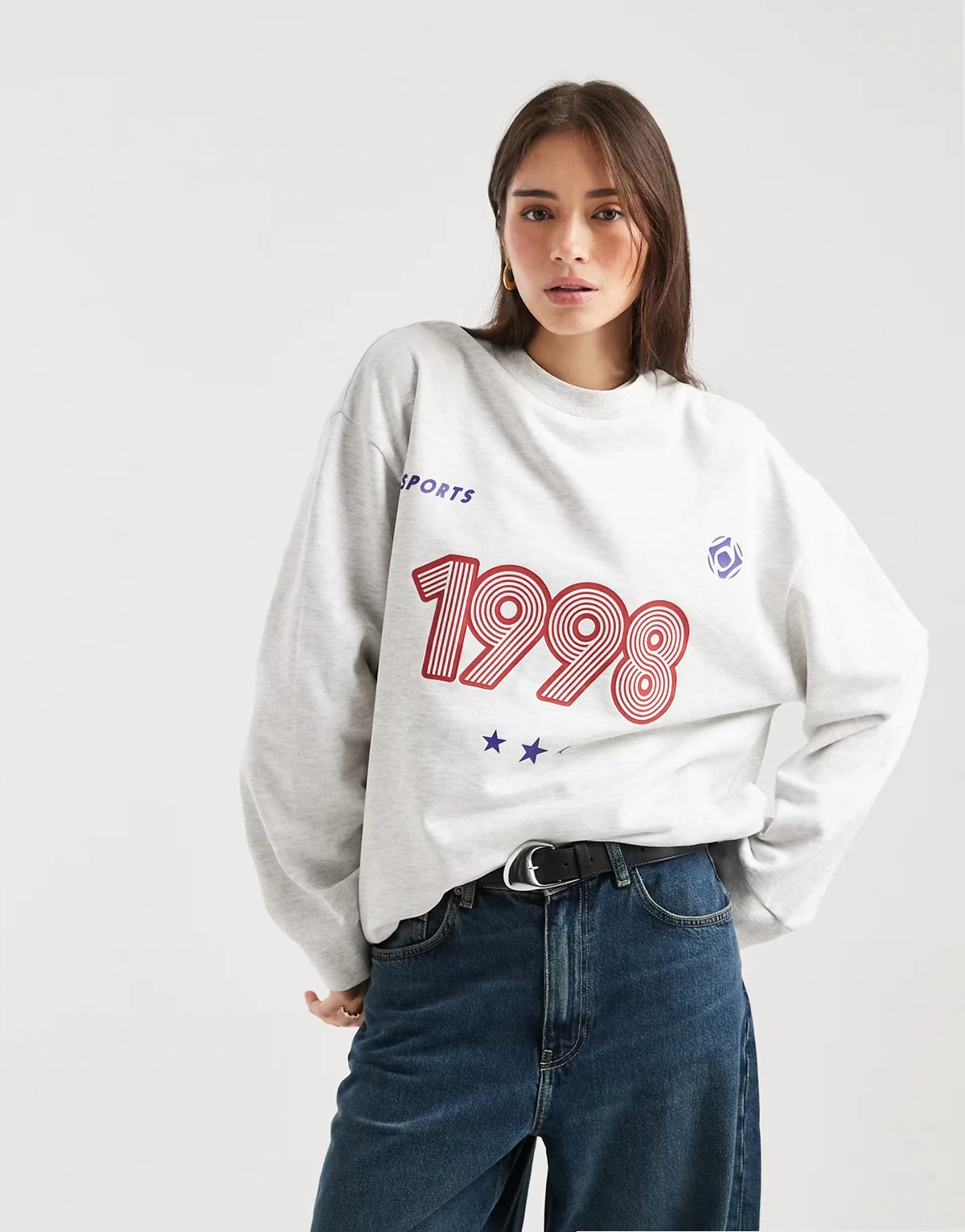 – Jasnoszara melanżowa bluza oversize ze sportową grafiką 1998