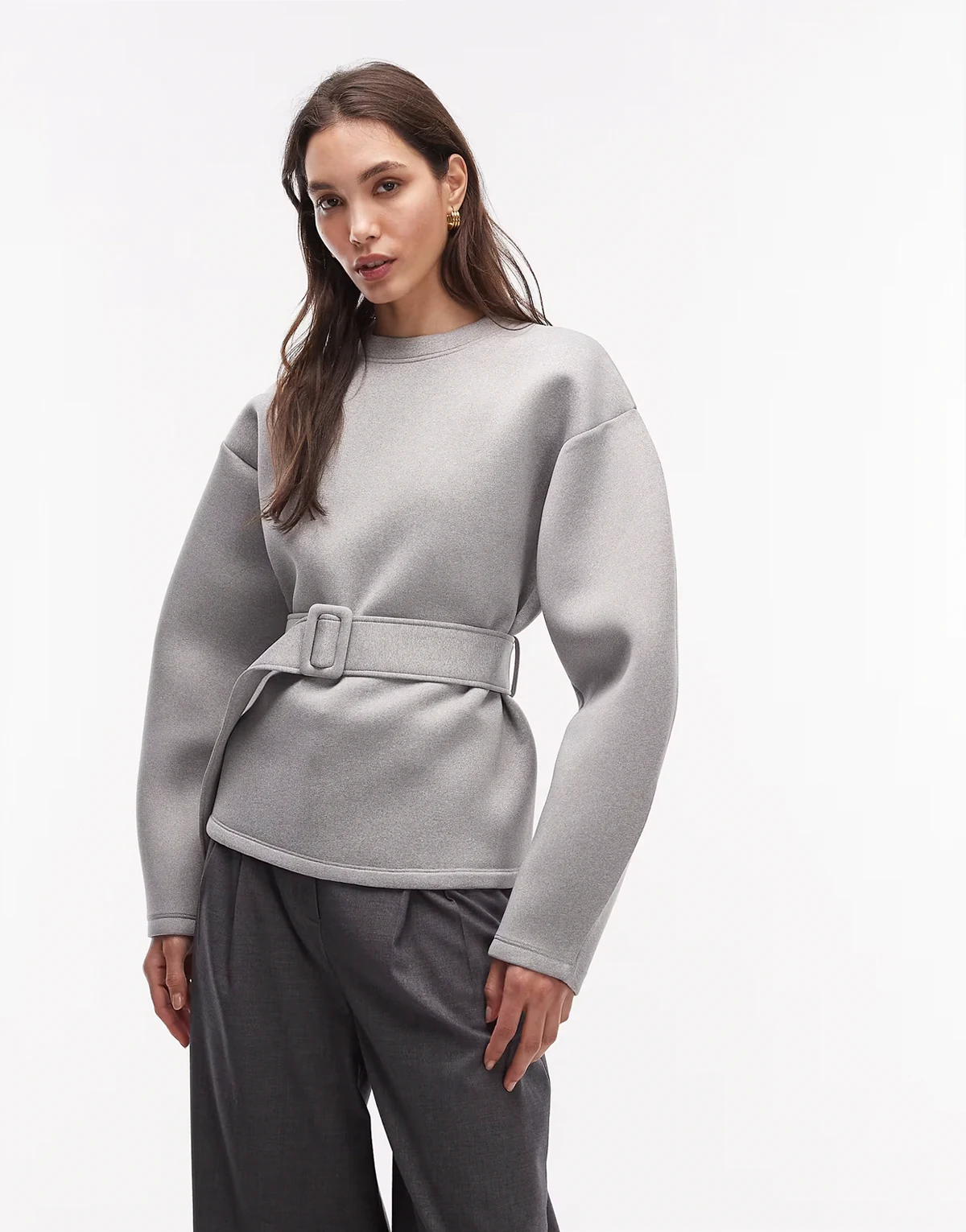 – Szara melanżowa bluza dresowa oversize z paskiem ściągającym