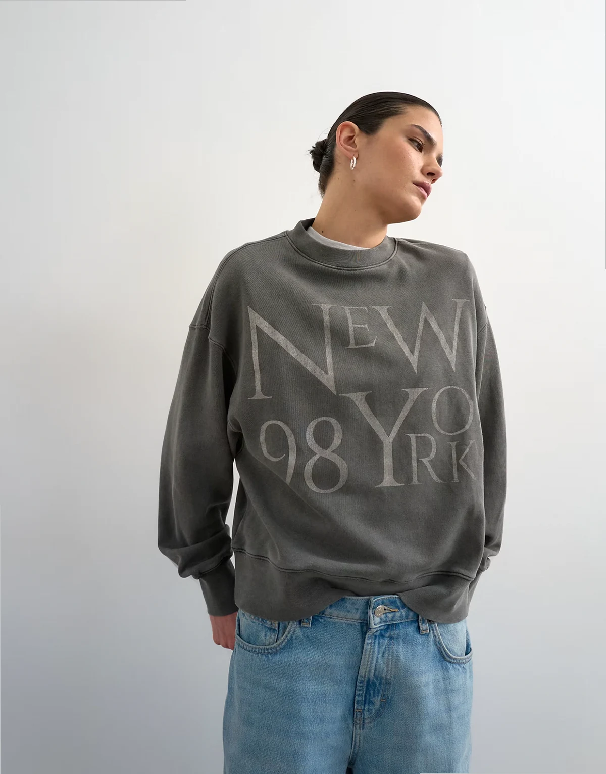 – Locker geschnittenes Sweatshirt mit „New York“-Print