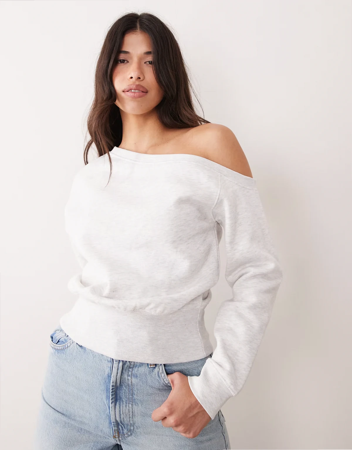 – Oversize-Sweatshirt in meliertem Hellgrau mit One-Shoulder-Design, Kombiteil