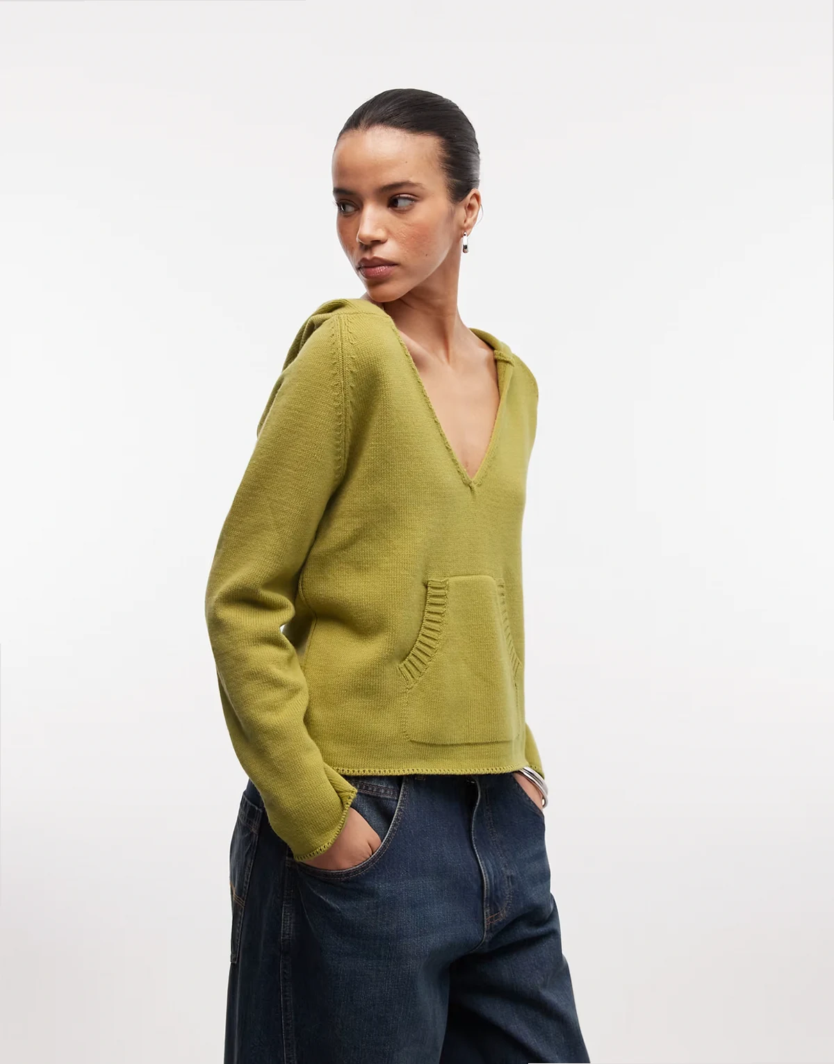 – Langärmliger Strick-Kapuzenpullover in Apfelgrün mit tiefem Ausschnitt