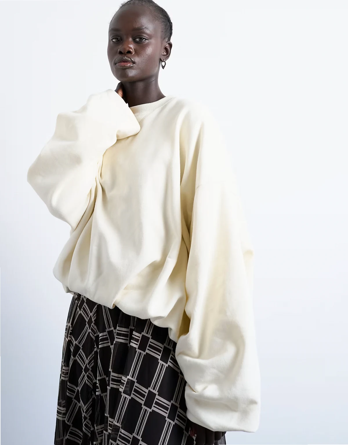 – Sweatshirt in Ecru mit Ballonsaum