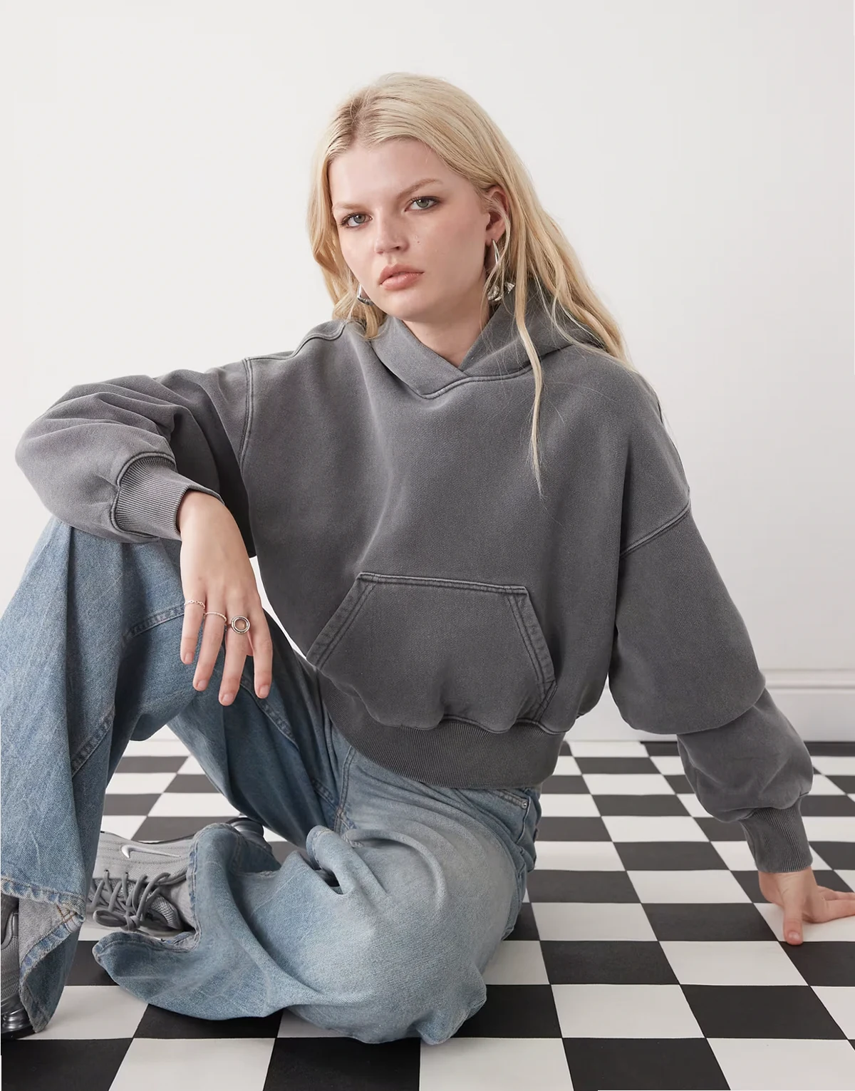 – Kastiger Oversize-Kapuzenpullover in Dunkelgrau