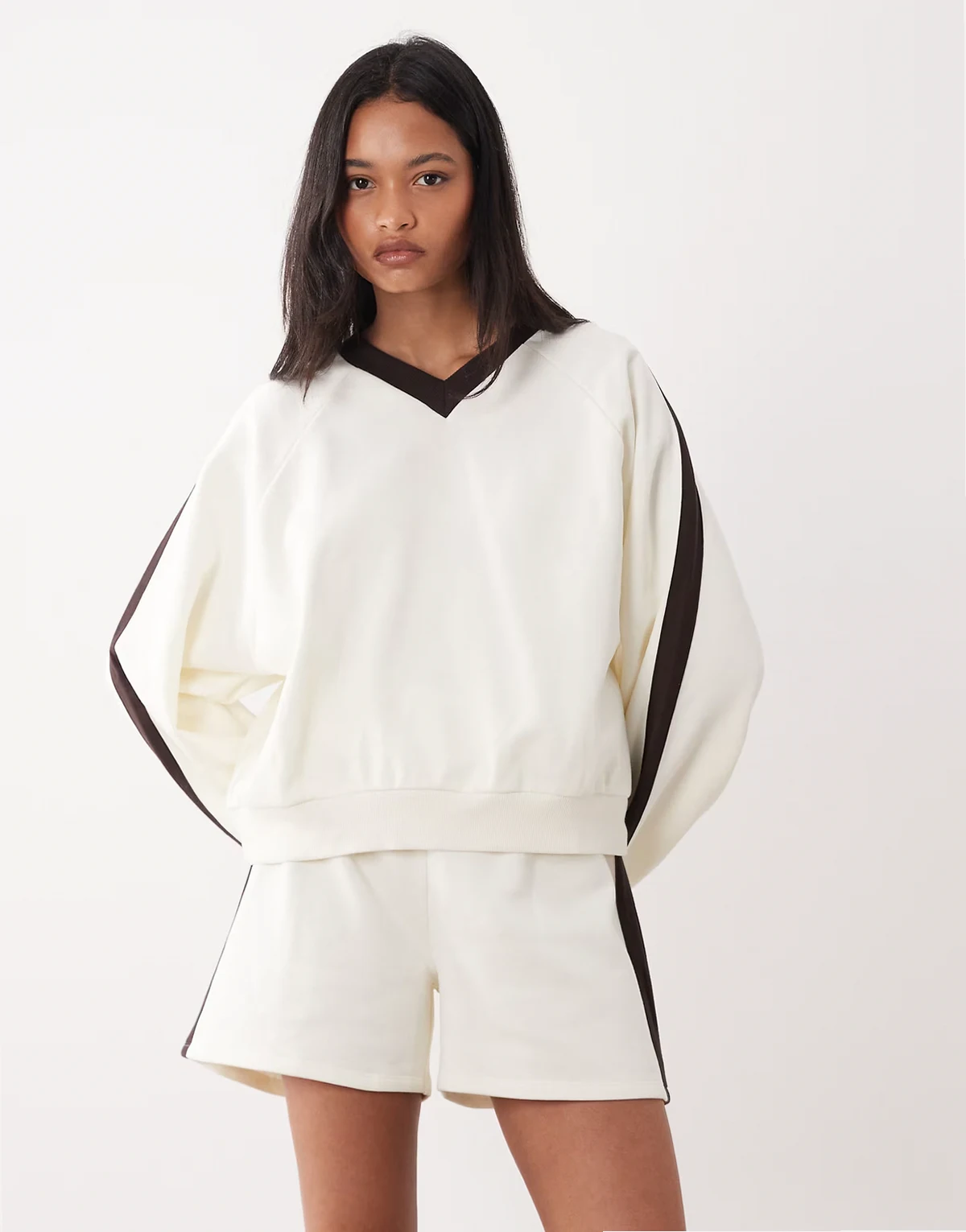 – Gestreiftes Sweatshirt in Cremeweiß und Marineblau mit V-Ausschnitt, Kombiteil