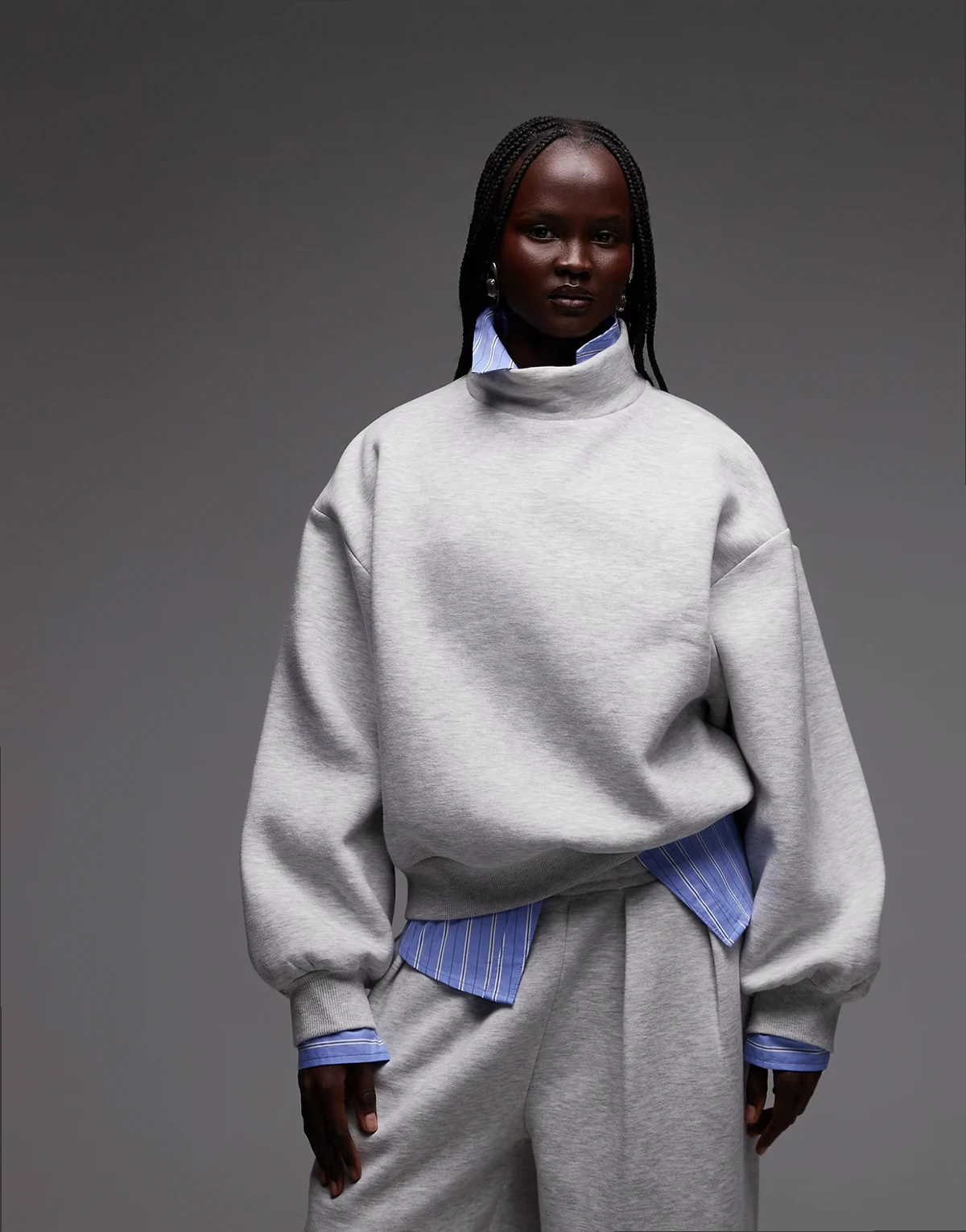 – Langärmliges Sweatshirt in Grau mit Stehkragen, Kombiteil