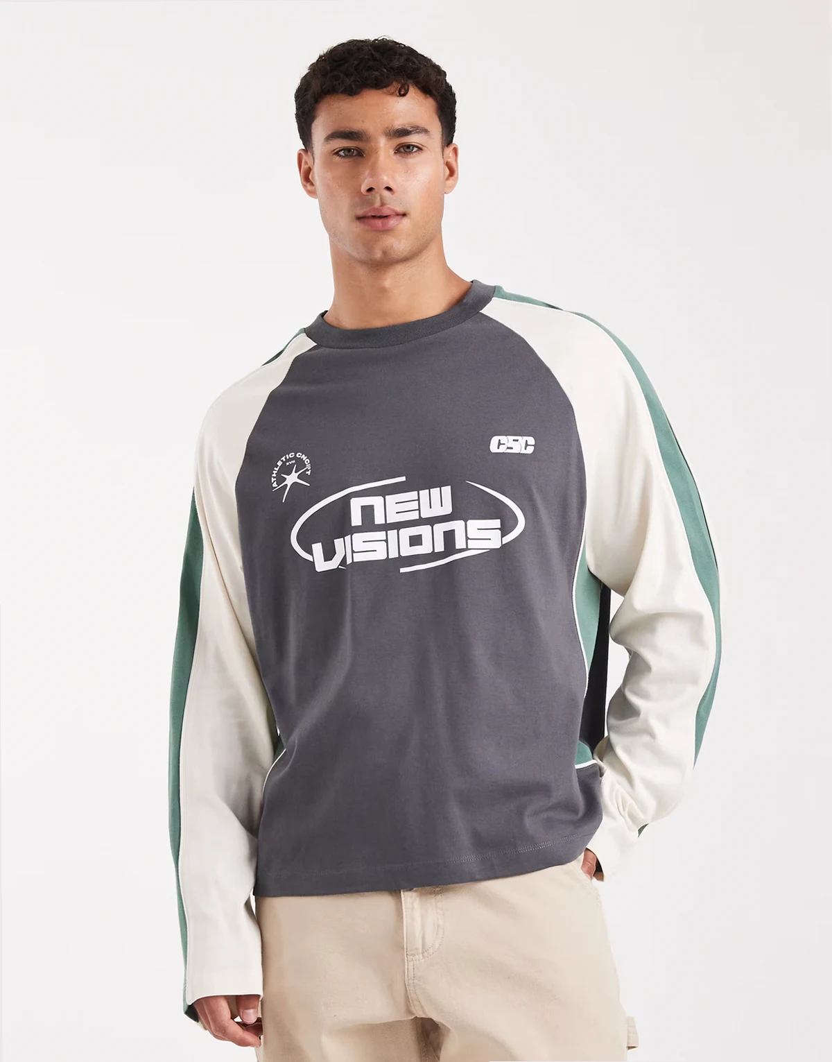 – Ciemnoszary T-shirt oversize o pudełkowy kroju z długimi rękawami z łączonych elementów i sportową grafiką