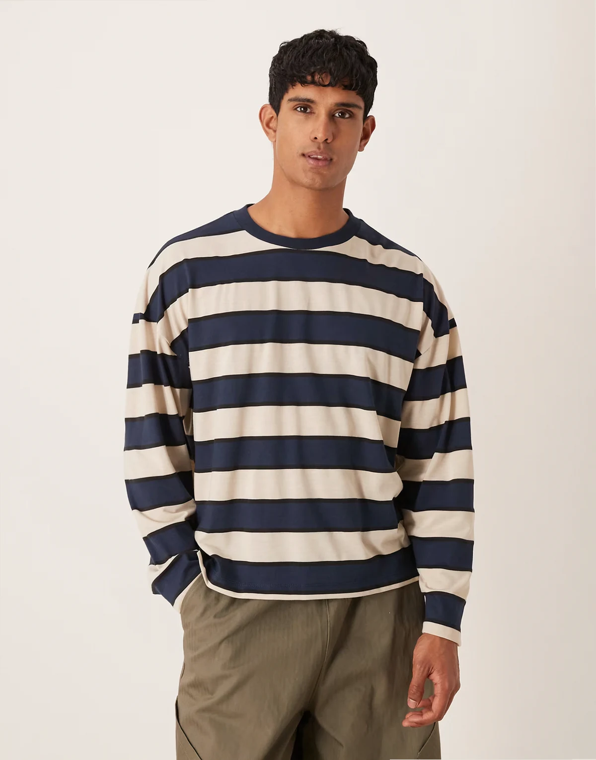 – Niebiesko-brązowy pudełkowy T-shirt oversize z długimi rękawami i obniżoną linią ramion we wzór w paski