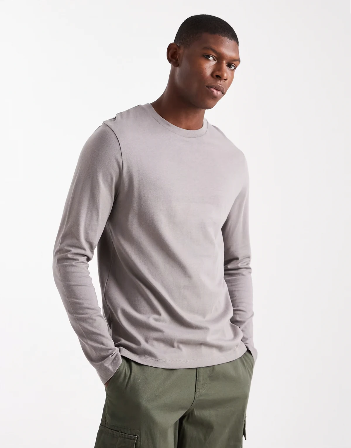 – Basic – Szarobeżowy T-shirt z długimi rękawami i okrągłym dekoltem