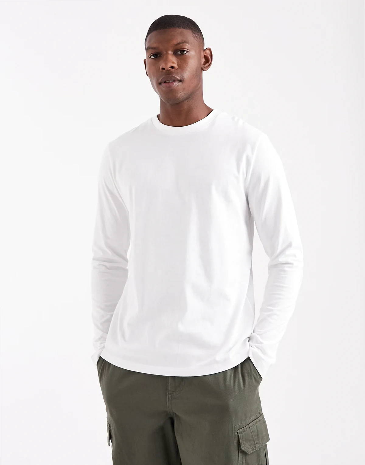 – Basic – Biały T-shirt z długimi rękawami i okrągłym dekoltem
