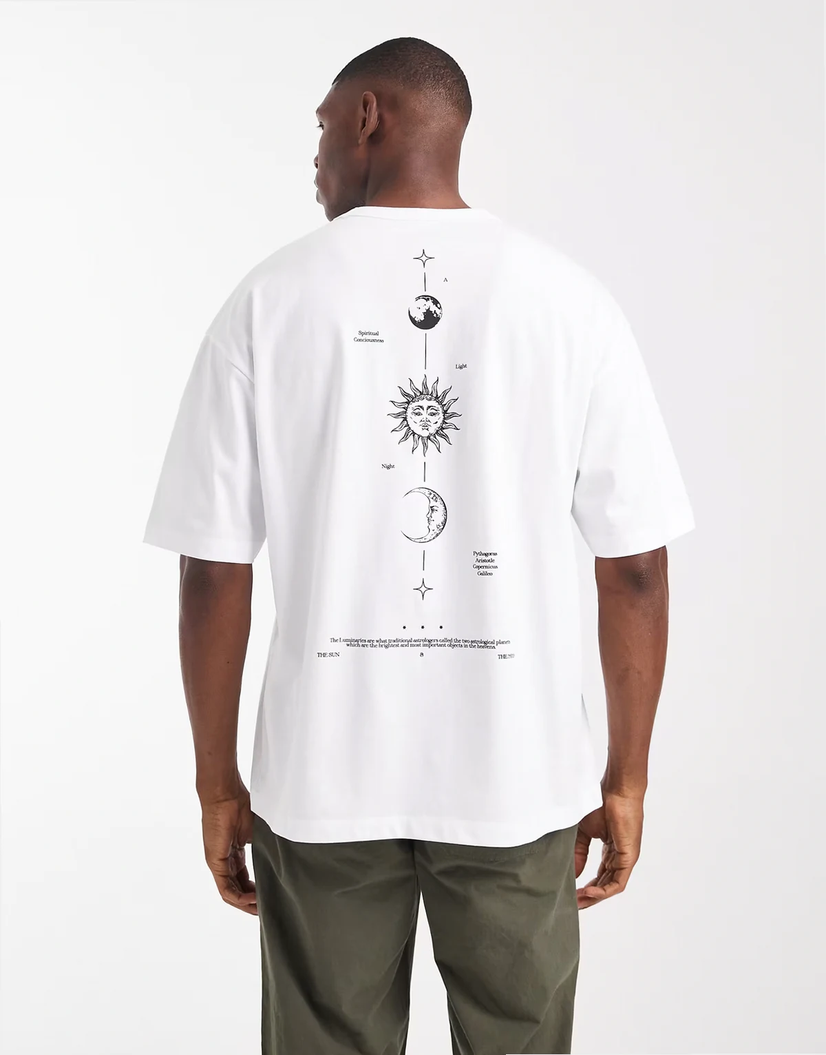 – Biały T-shirt oversize z astronomicznym nadrukiem wzdłuż kręgosłupa