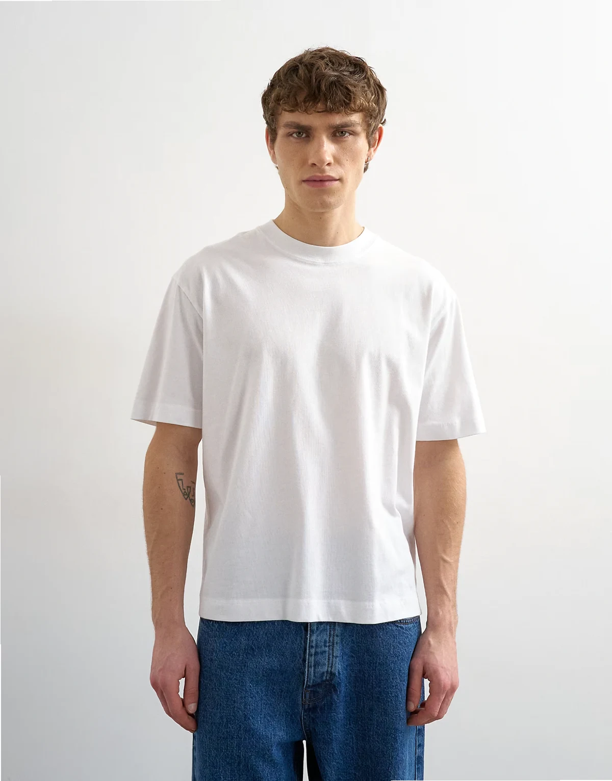 – Biały T-shirt o krótkim i luźnym fasonie