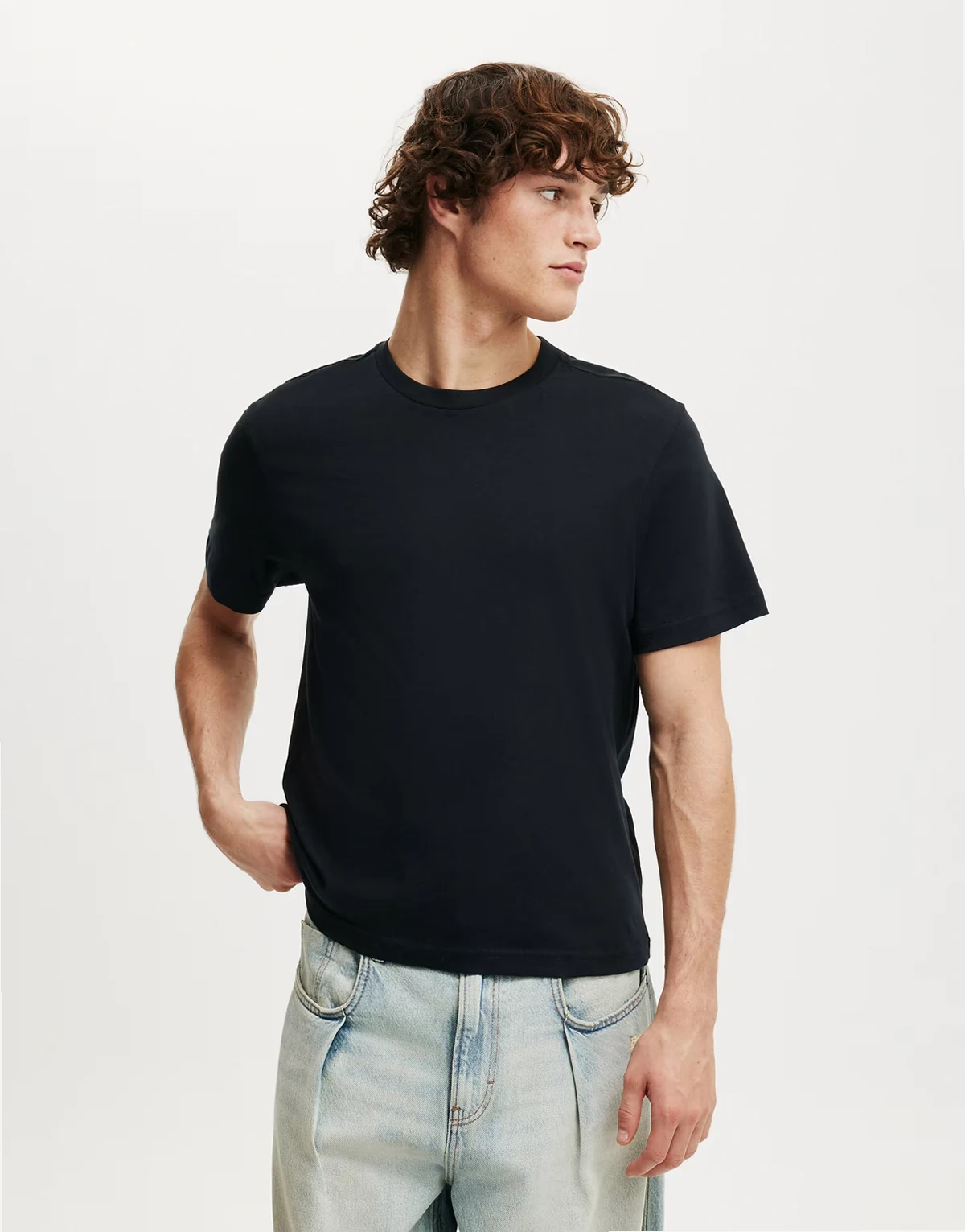 – Czarny T-shirty o klasycznym kroju
