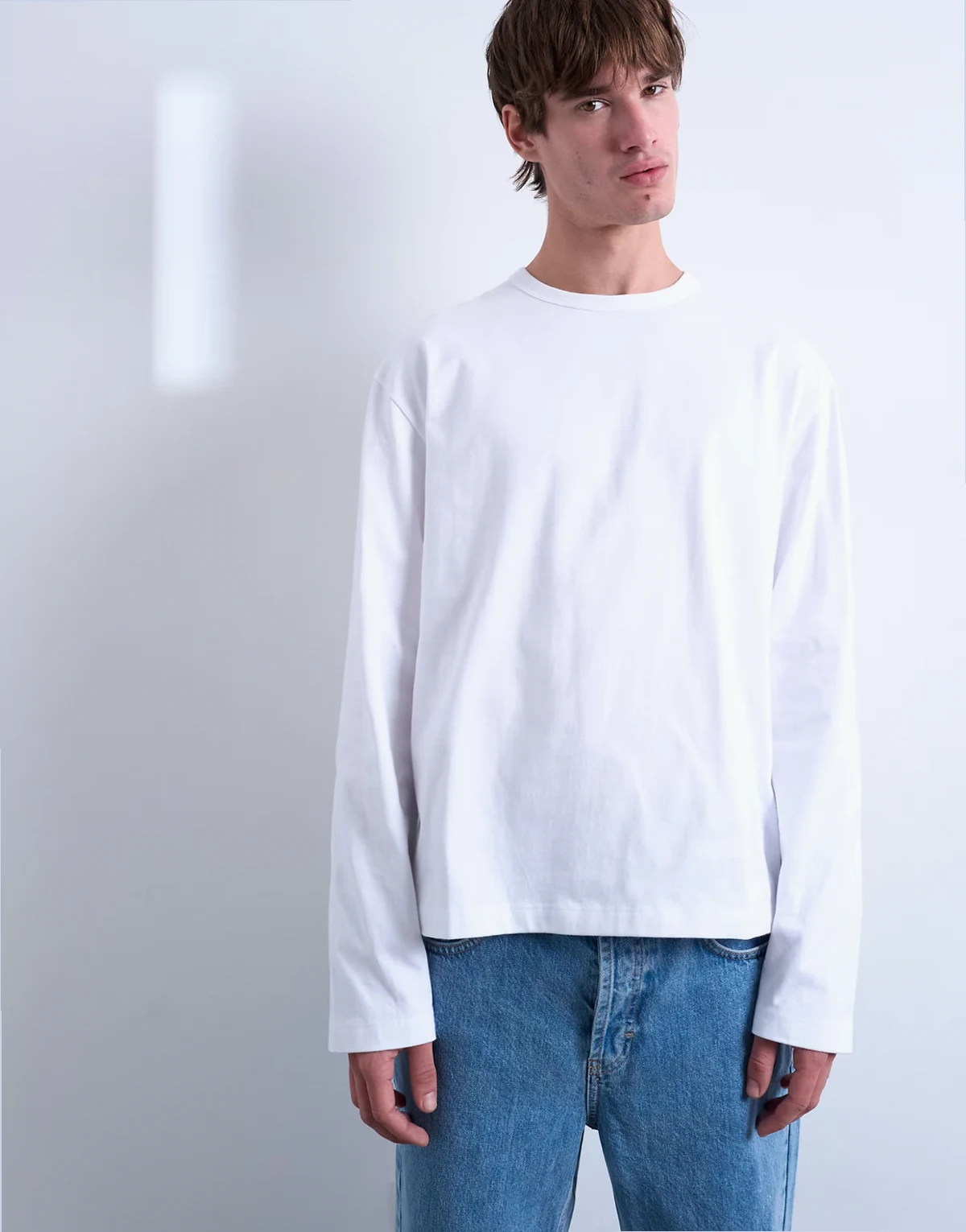 – Biały krótki T-shirt z długimi rękawami
