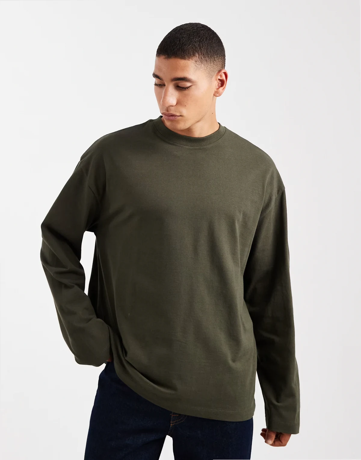– Ciemnozielony gruby T-shirt oversize z długimi rękawami