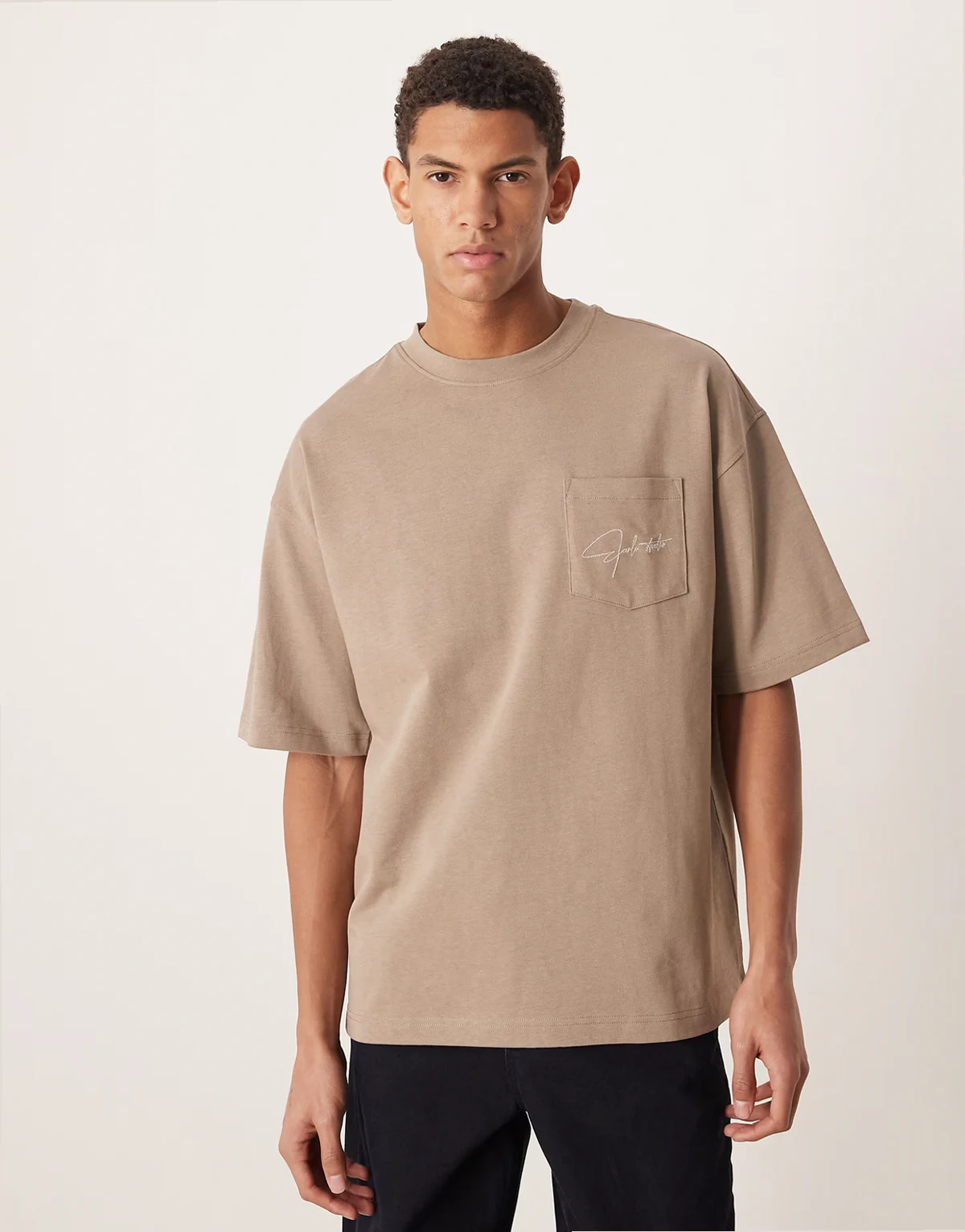 – Circular Design Collection – Brązowy bardzo gruby T-shirt o luźnym kroju z kieszenią z haftem z przodu