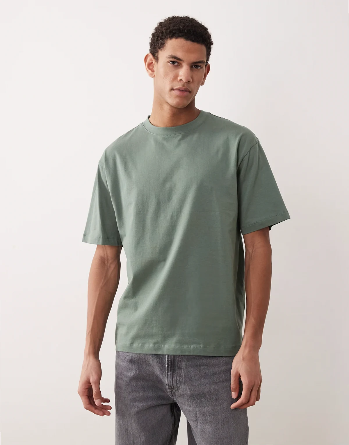 – Basic – Ciemnobrązowy T-shirt o luźnym kroju