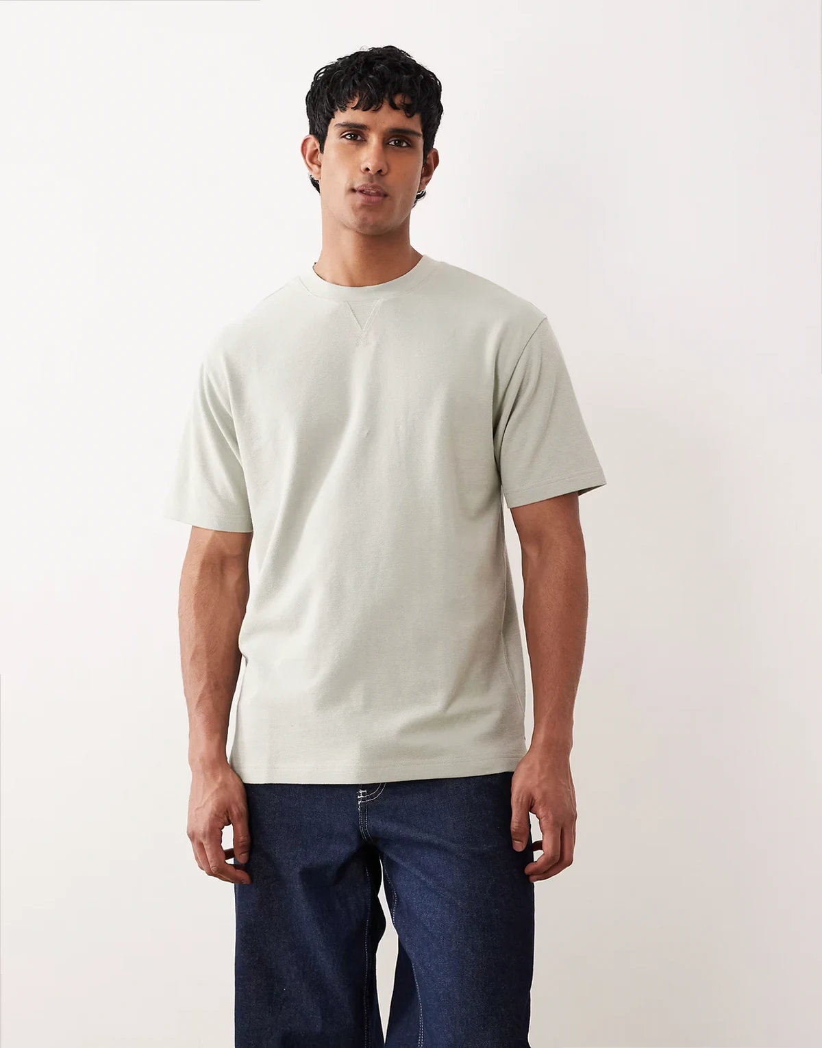 – Szary T-shirt o luźnym kroju z materiału boucle