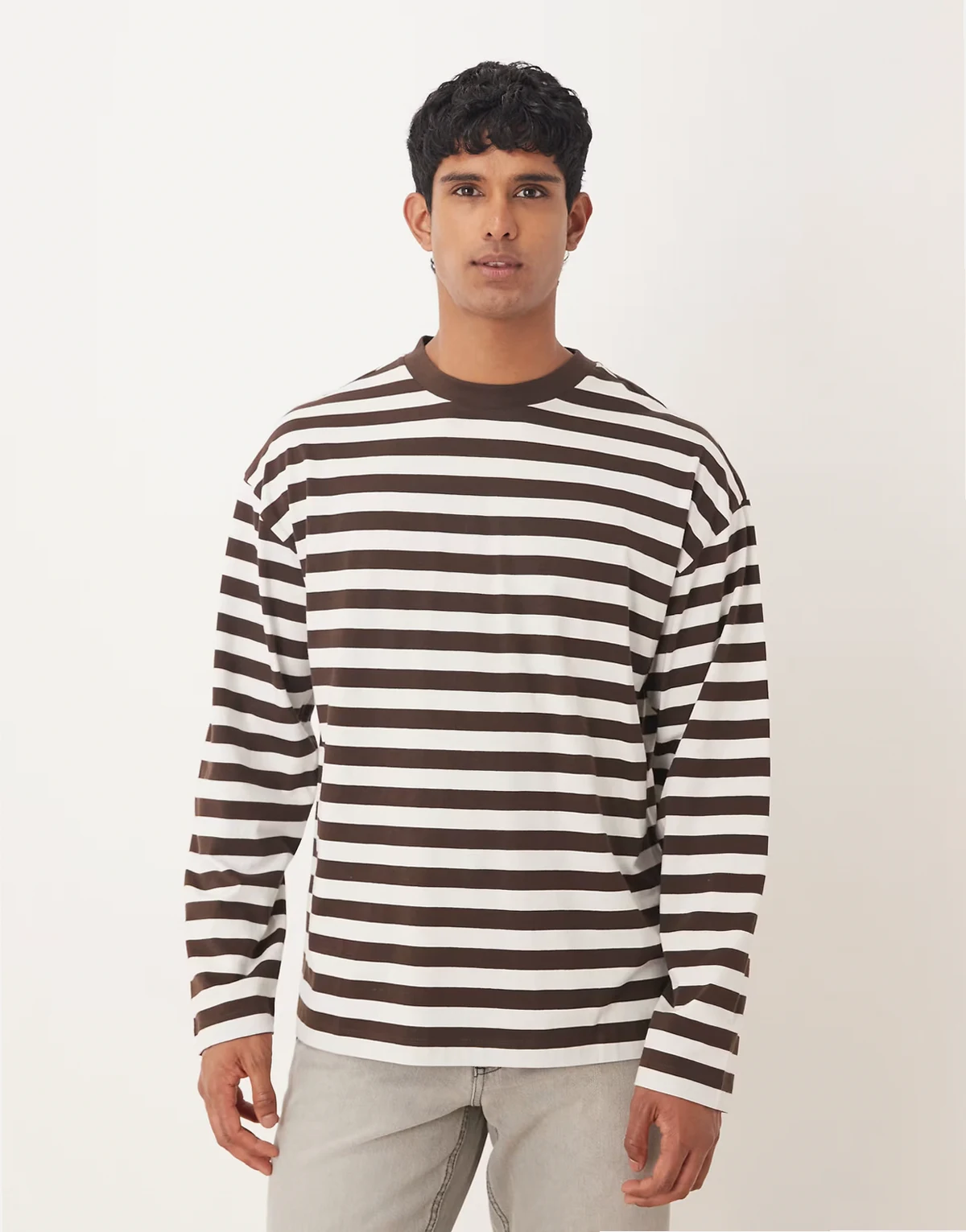 – T-shirt oversize z długimi rękawami w paski w kolorze brązowym i ecru