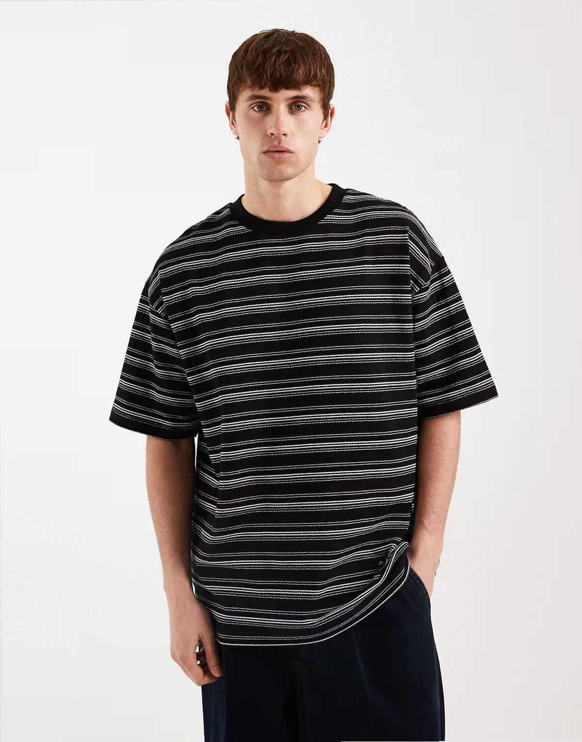 – Gruby teksturowany czarny T-shirt oversize w paski