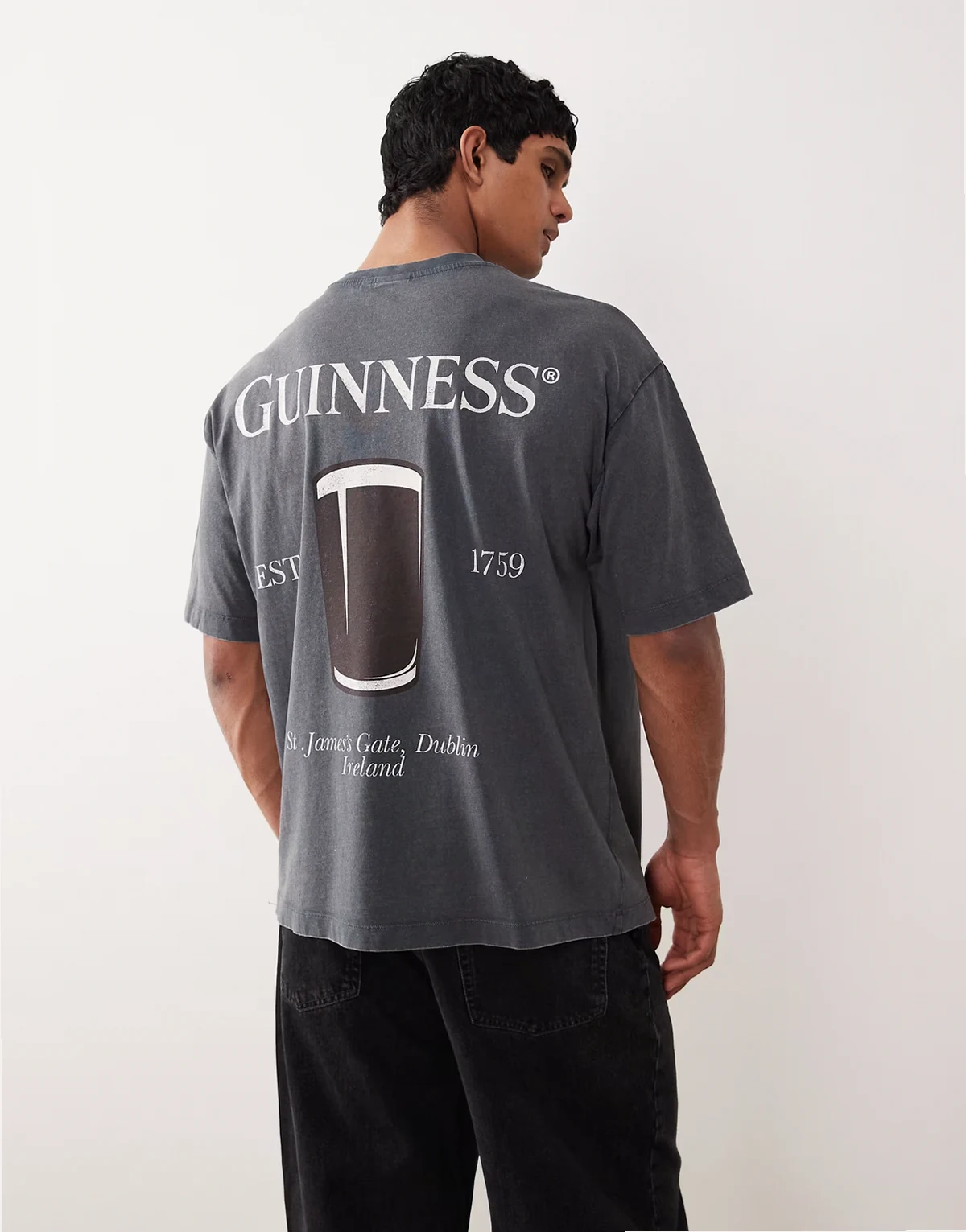 – Czarny sprany T-shirt unisex oversize z nadrukiem Guinness