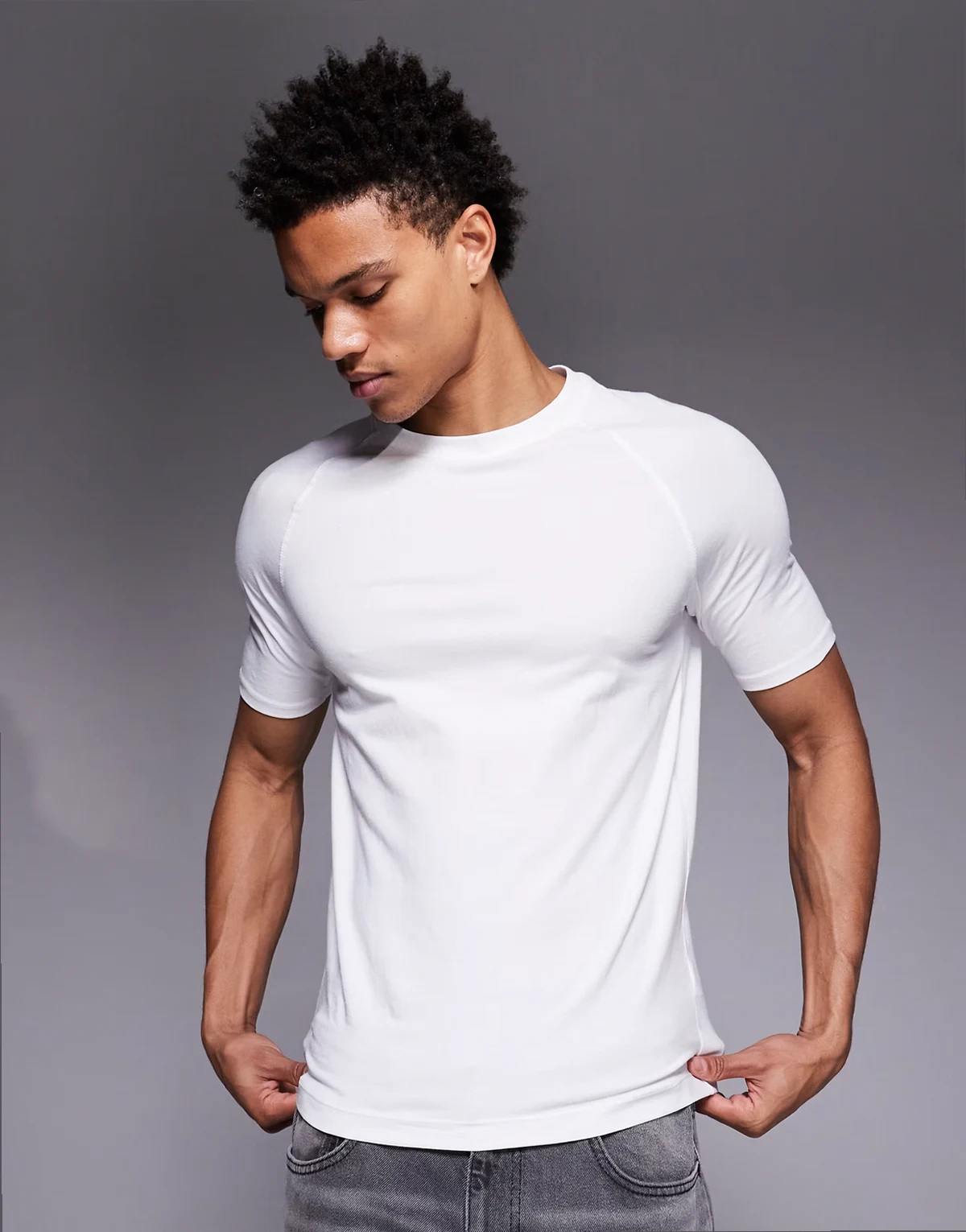 – Biały, funkcjonalny T-shirt o fasonie podkreślającym sylwetkę