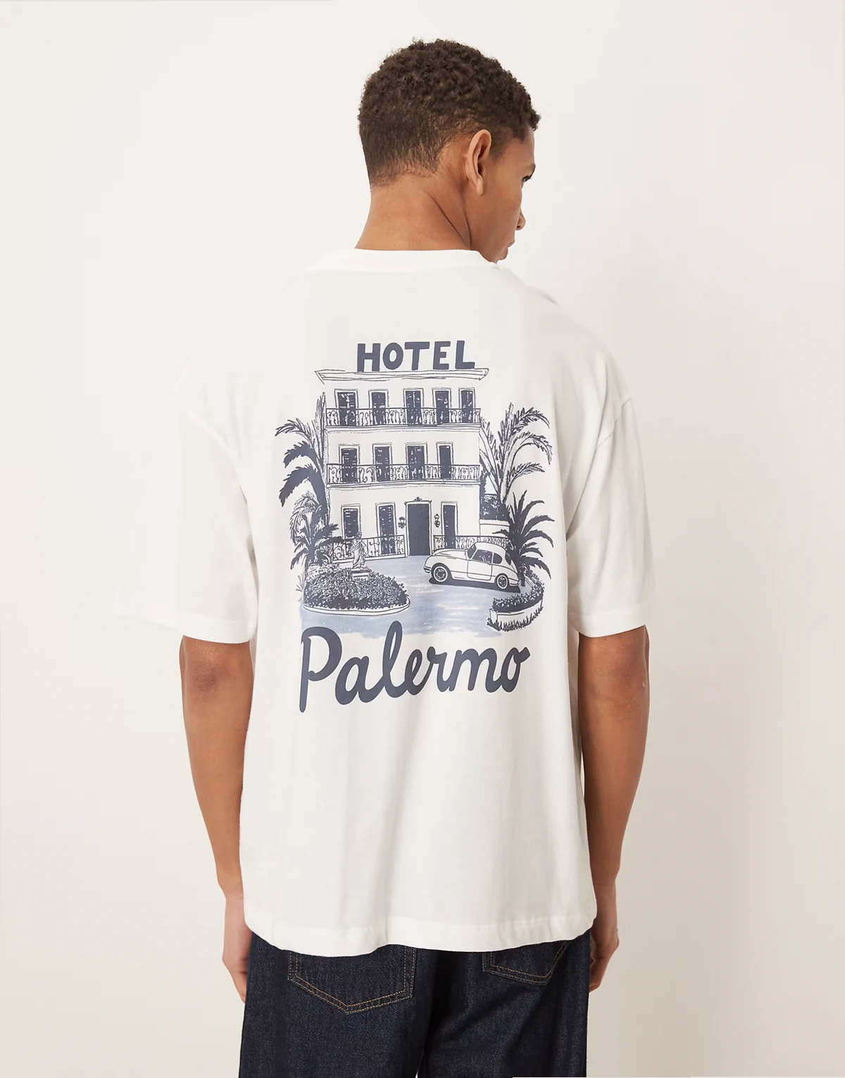 – Biały T-shirt oversize z grafiką „Hotel Palermo“