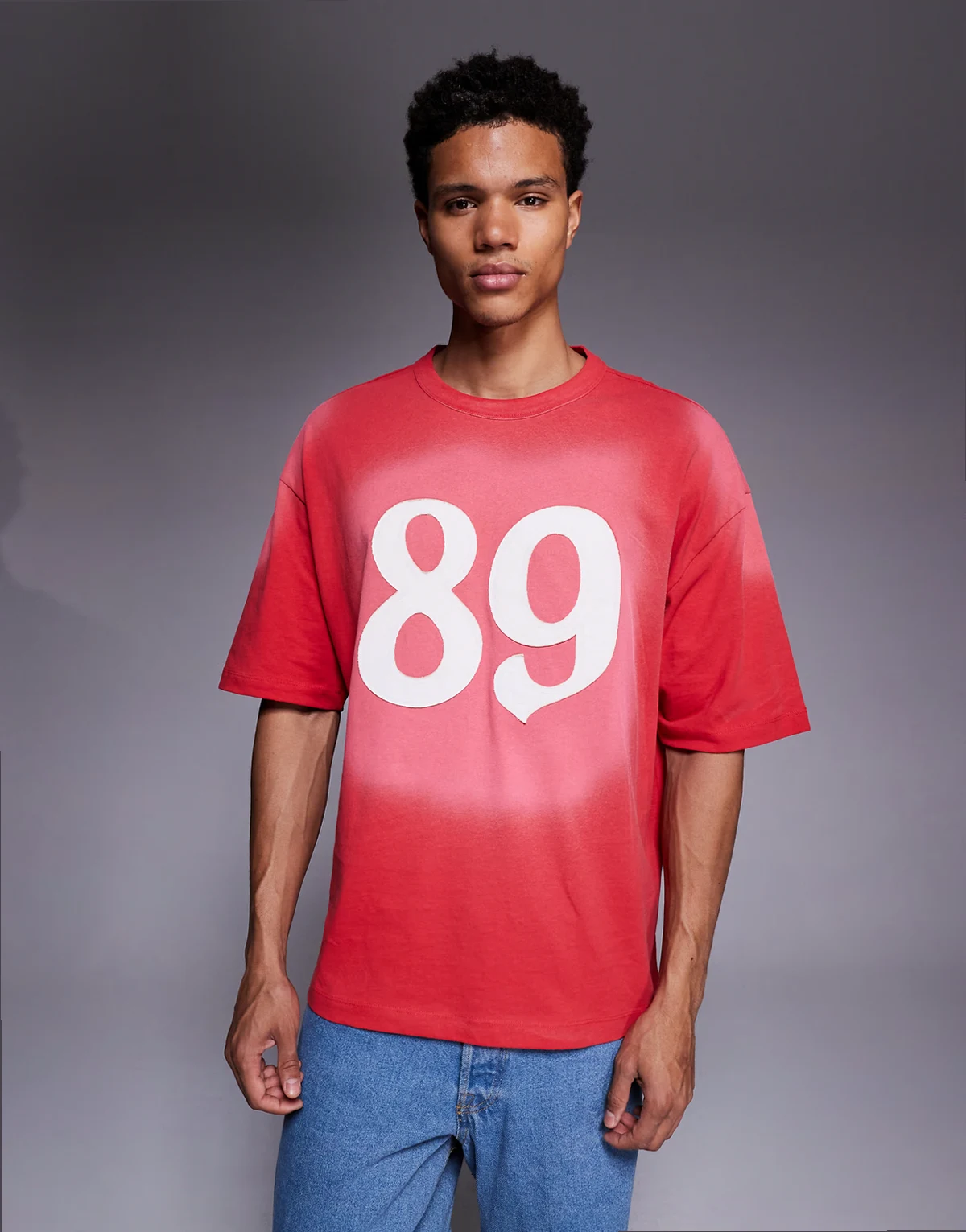 – Gruby T-shirt oversize z efektem sprania w stylu sprayu z aplikacją z diagonalu