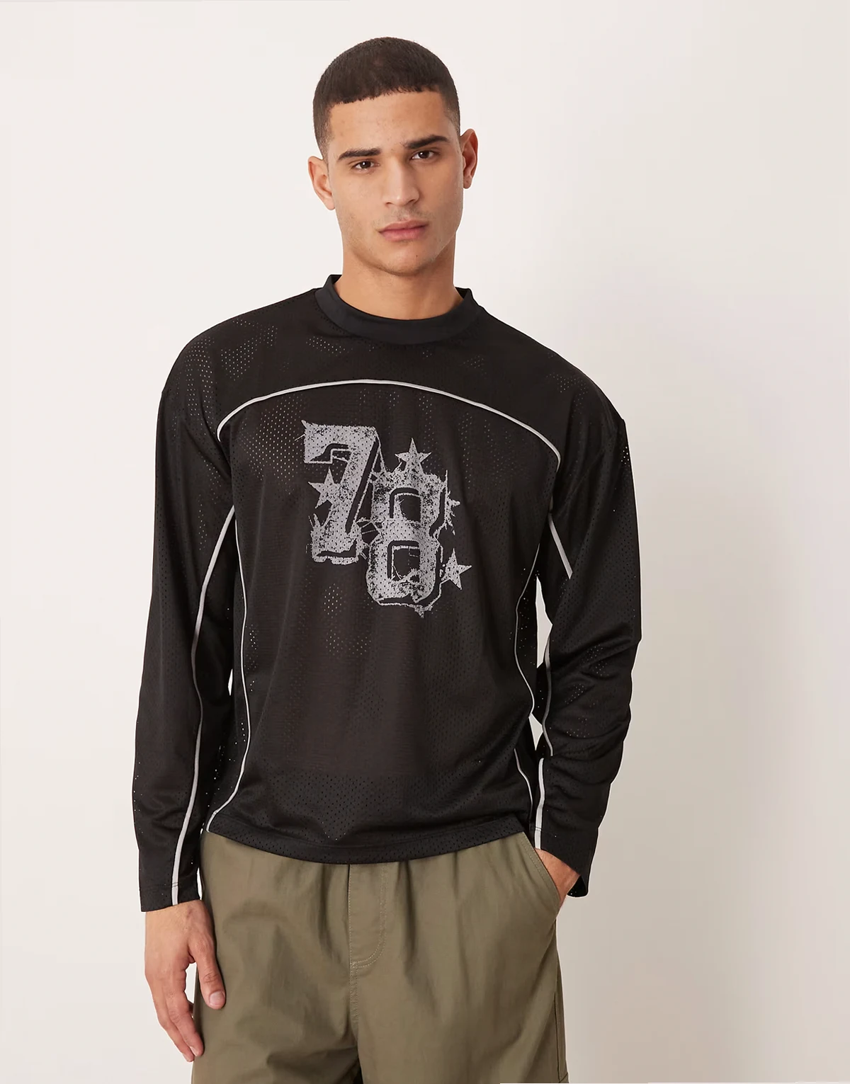 – Czarny T-shirt oversize z siateczki airtex z wypustkami i nadrukiem liczby