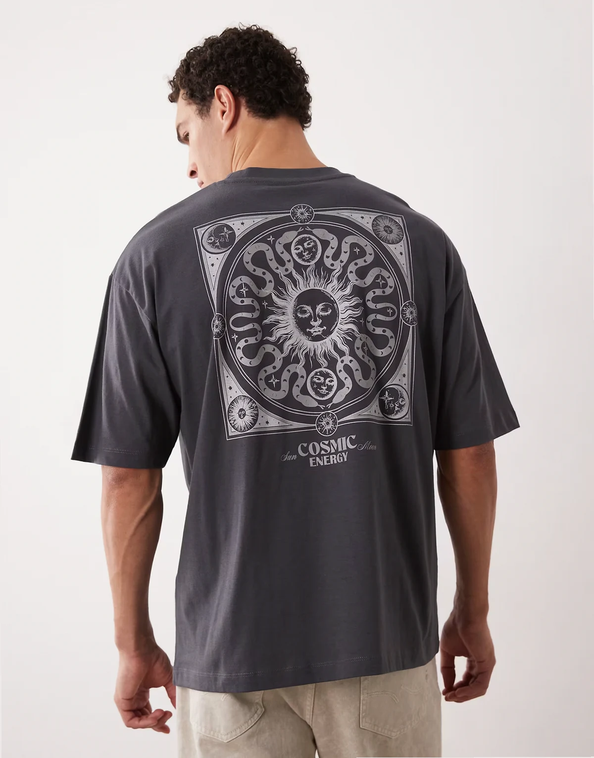 – Grafitowy T-shirt oversize z astrologiczną grafiką