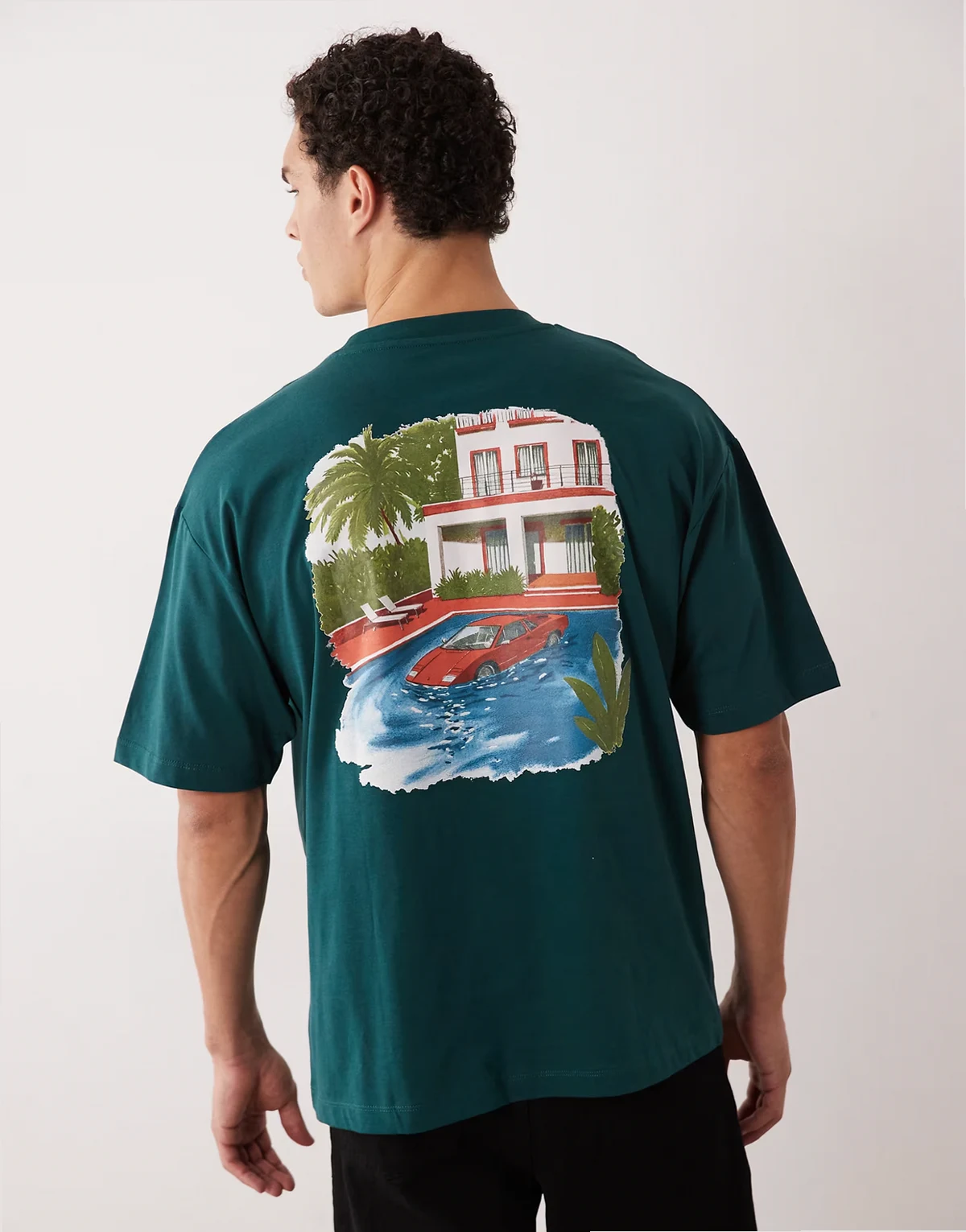– Ciemnozielony T-shirt oversize z letnim nadrukiem na plecach