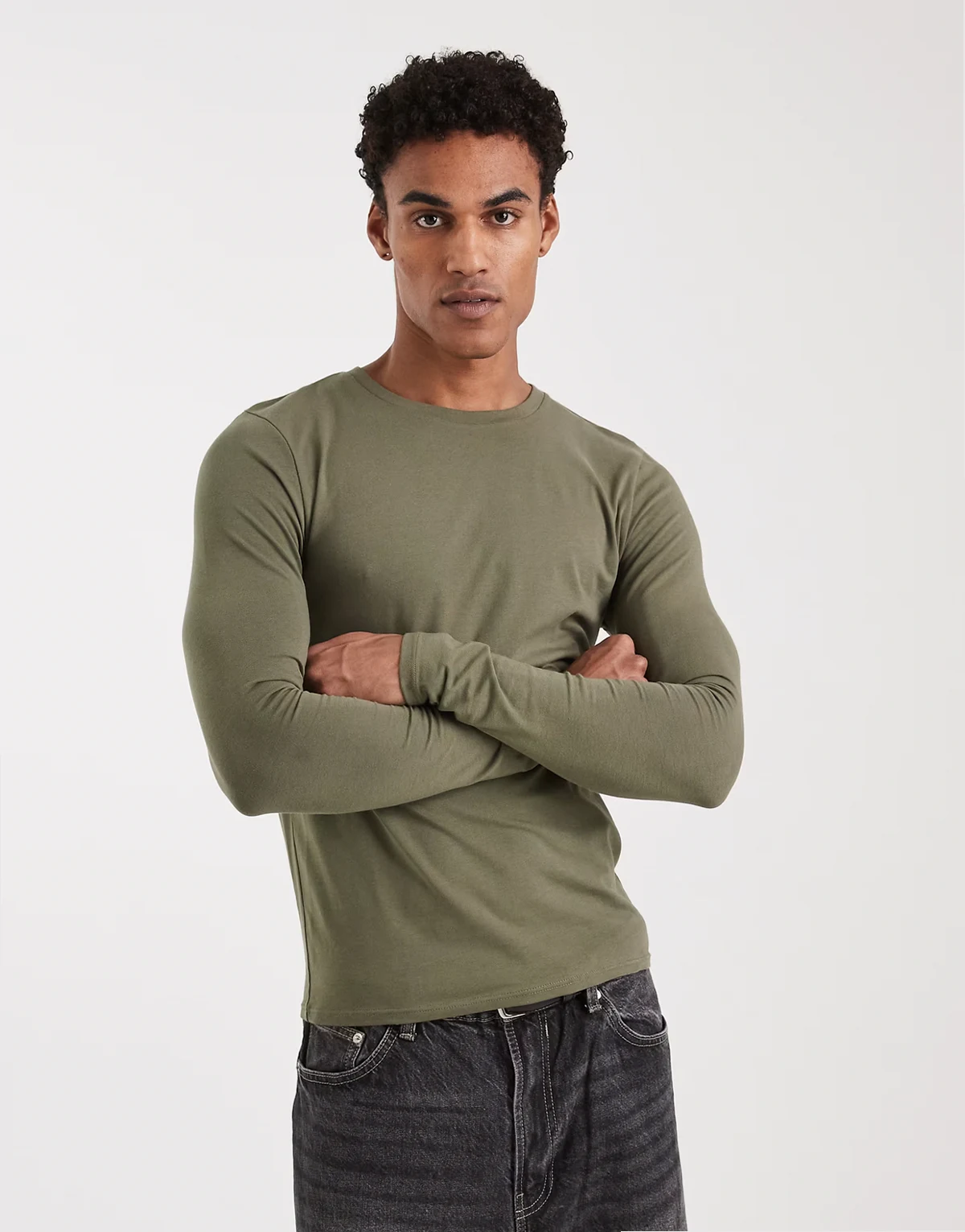 – Klasyczny T-shirt z długim rękawem o kroju podkreślającym sylwetkę w kolorze khaki