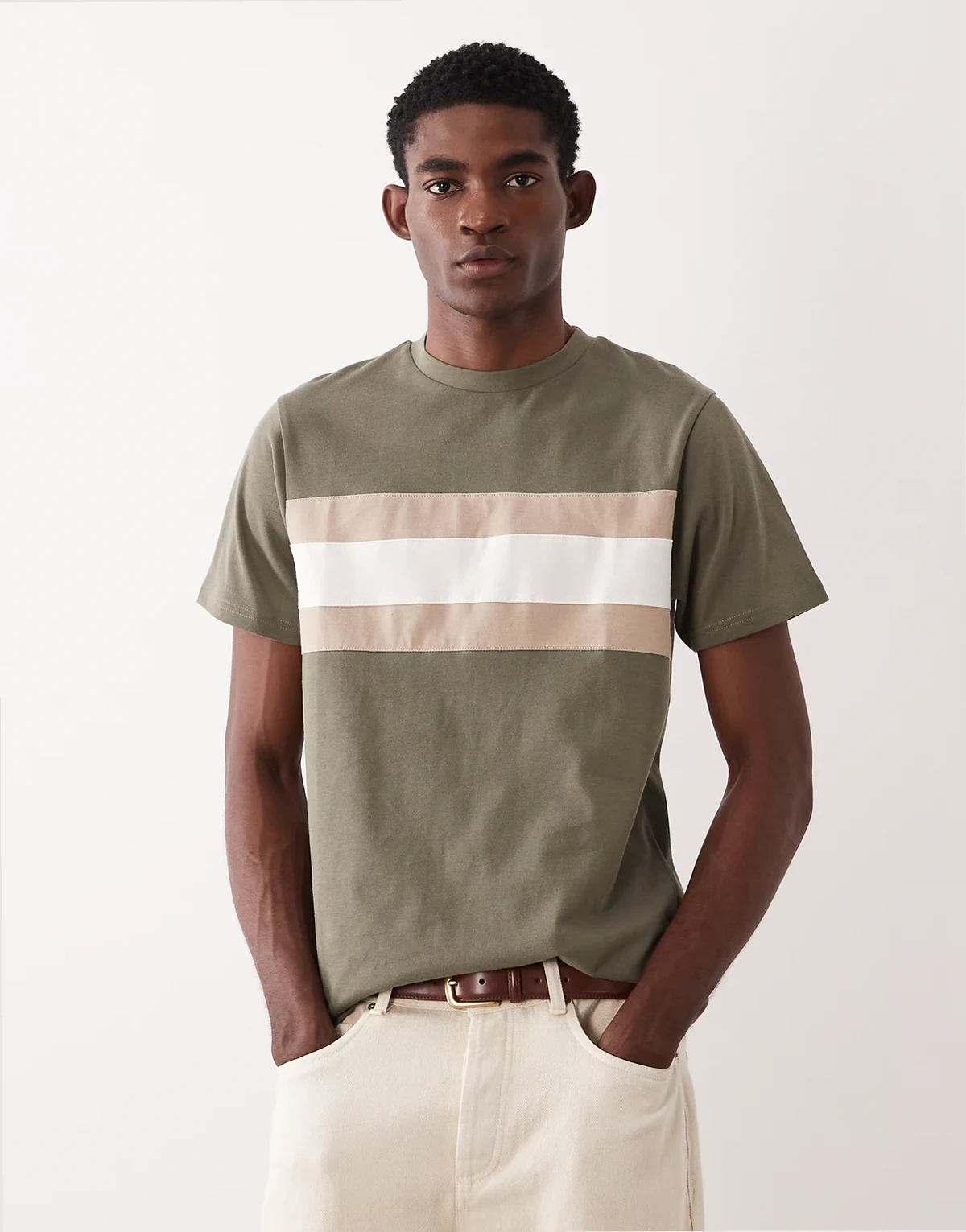 – Gruby T-shirt w kolorze khaki, z kontrastową wstawką