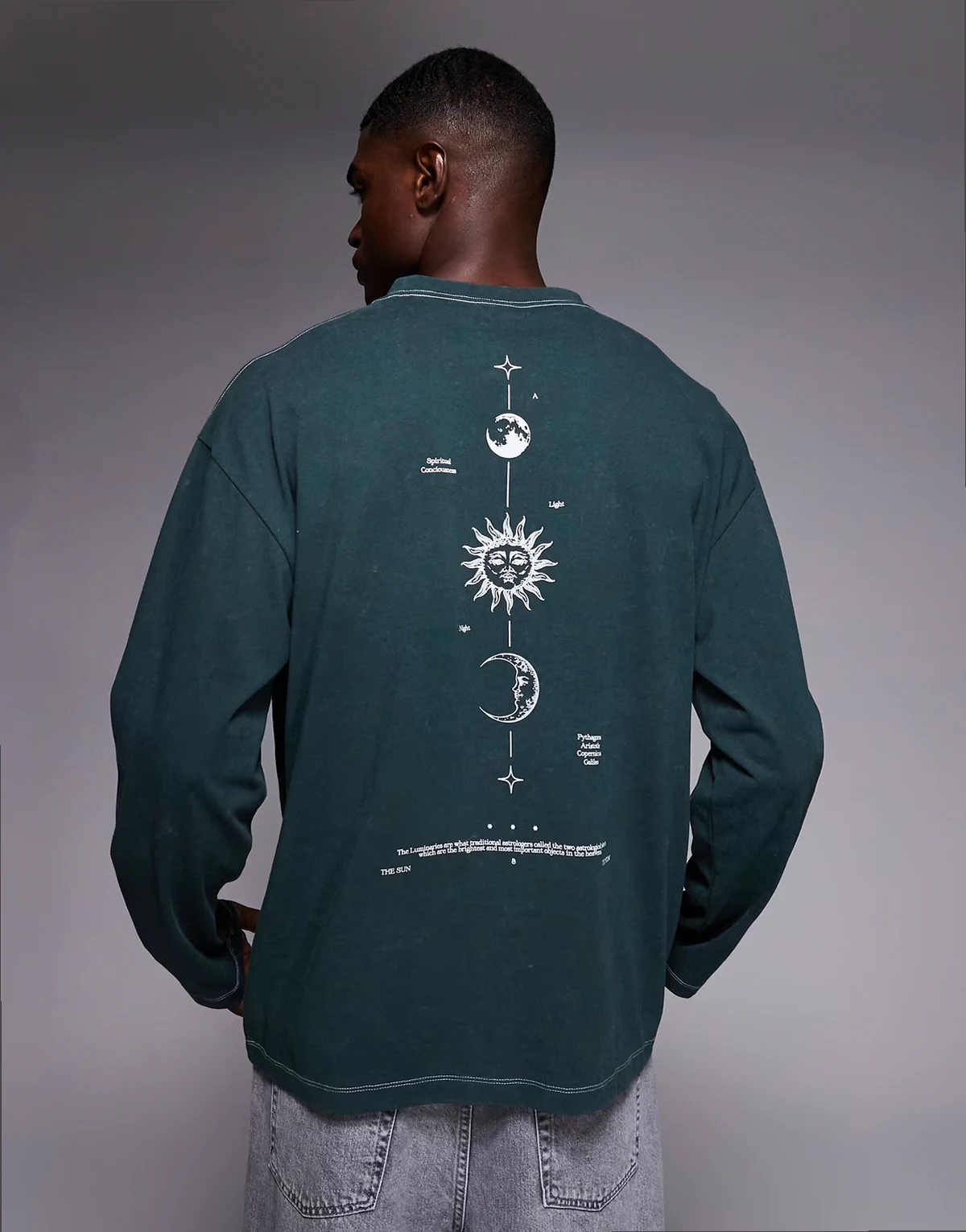 – Zielony gruby T-shirt oversize z długimi rękawami, efektem sprania i astrologiczną grafiką wzdłuż kręgosłupa