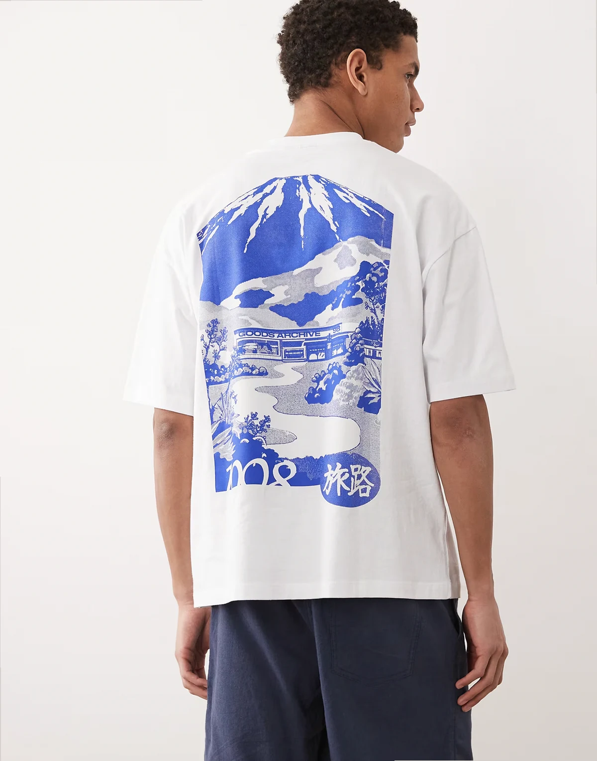 – Biały T-shirt oversize z grafiką z górą