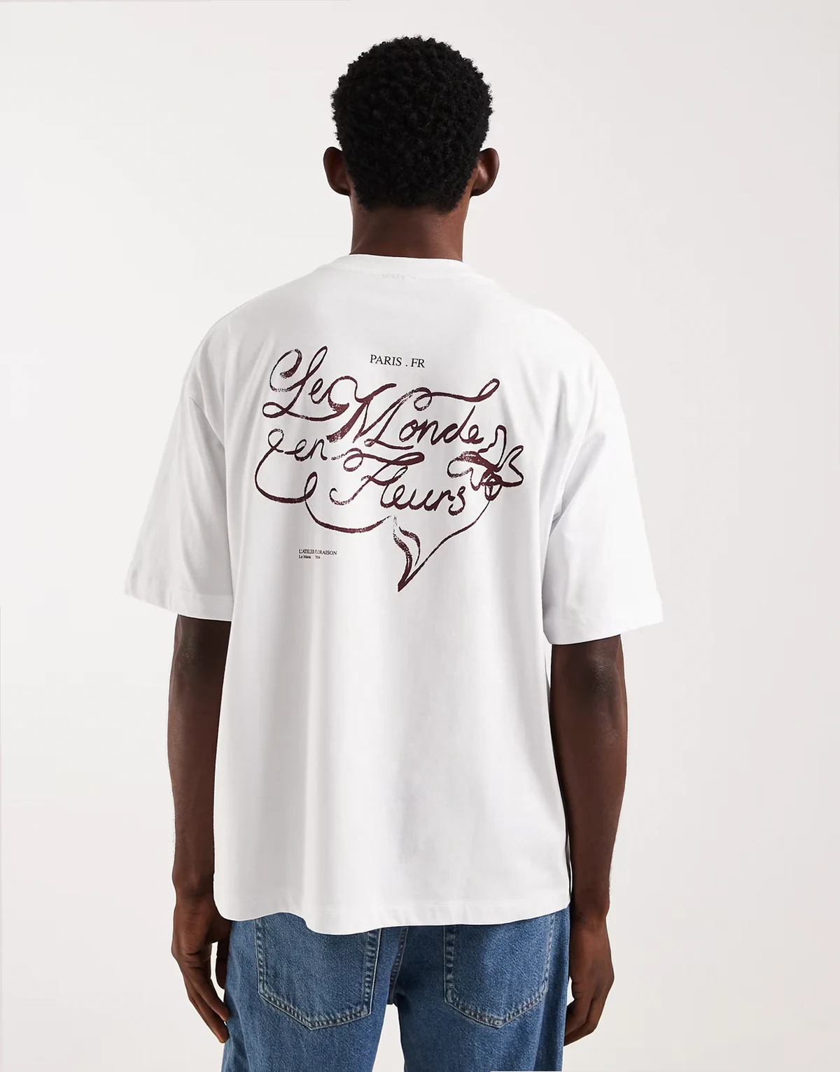 – Biały T-shirt oversize z grafiką z napisem