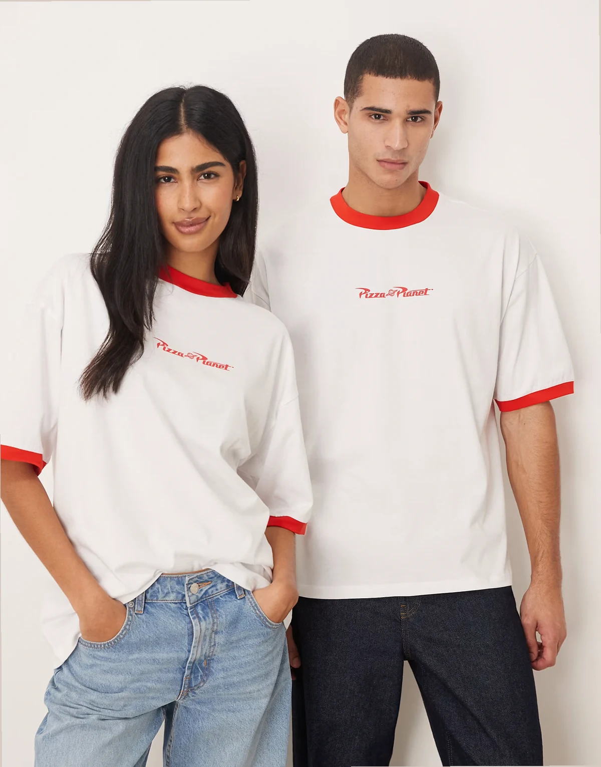 Disney Pixar – Biały T-shirt oversize unisex z nadrukiem Pizza Planet z „Toy Story”
