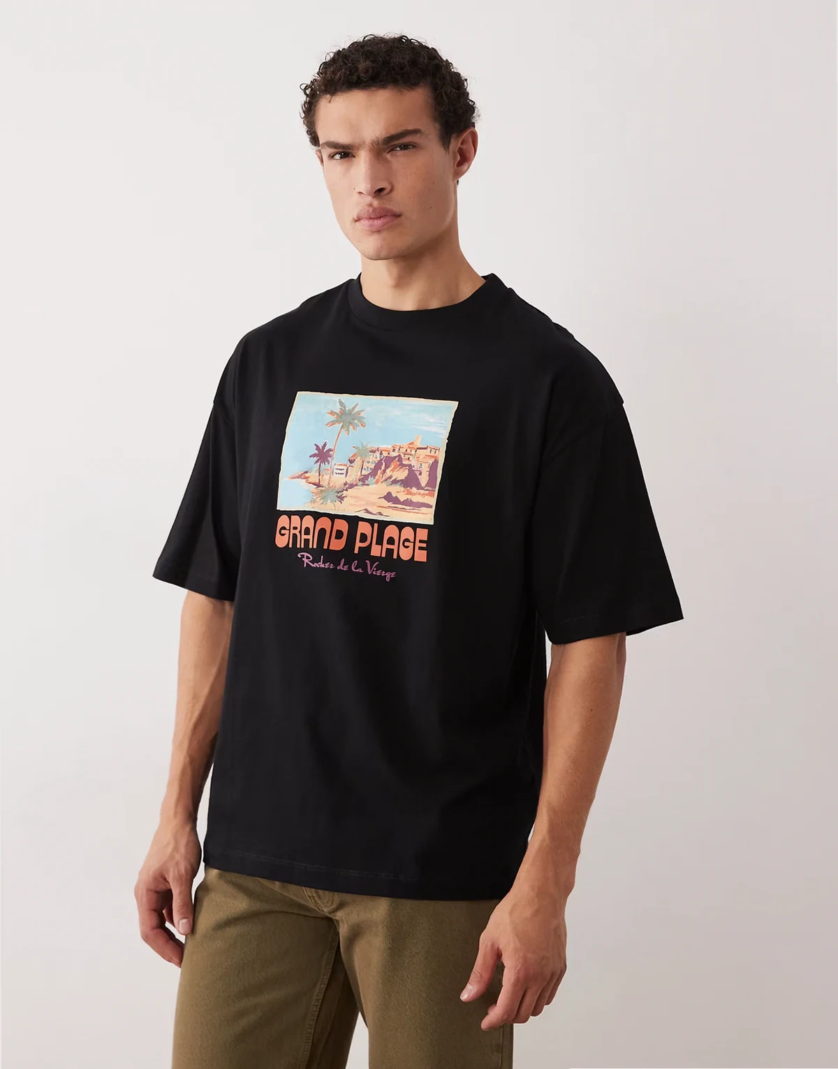 – Czarny T-shirt oversize z nadrukiem krajobrazu