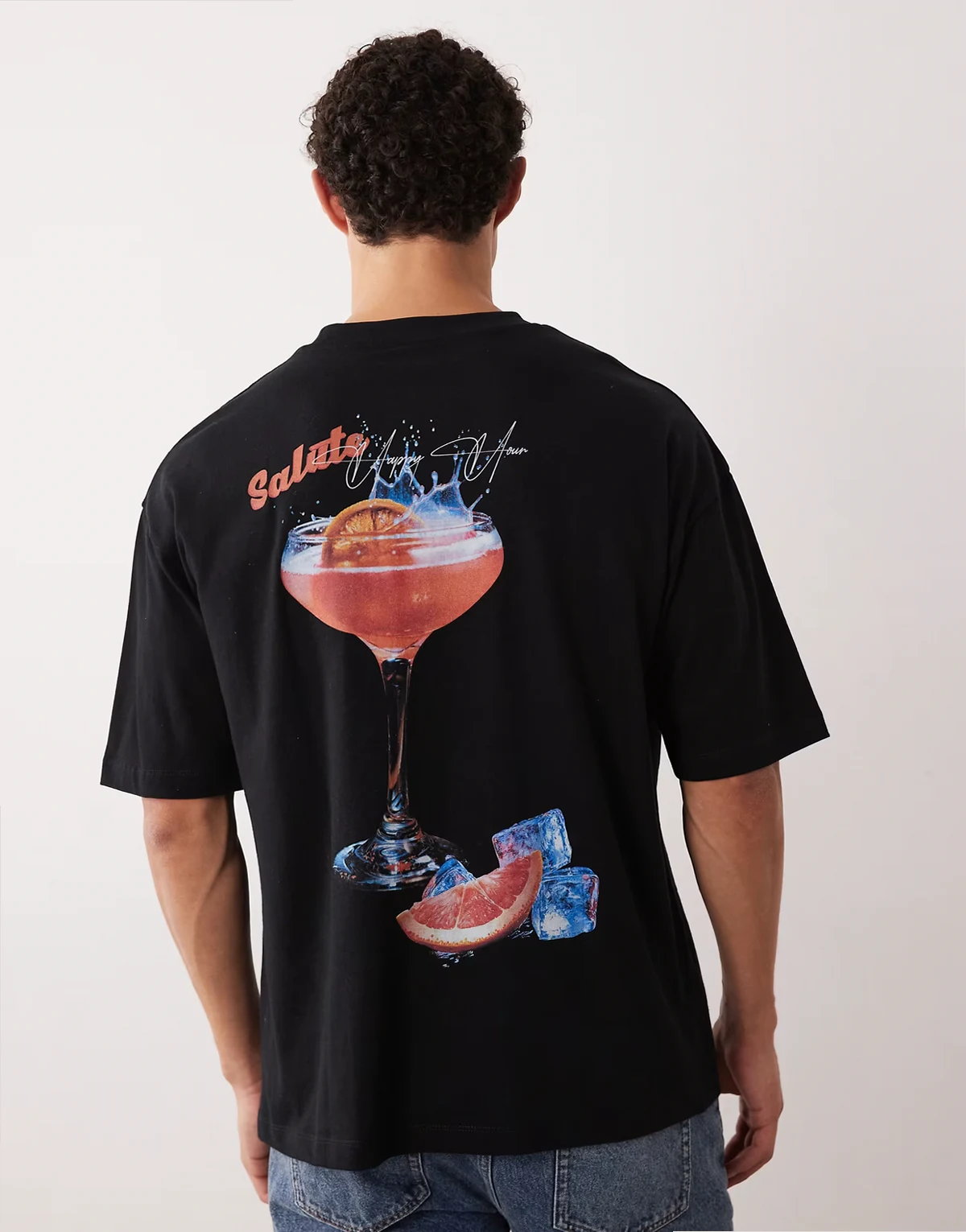 – Czarny T-shirt oversize z nadrukiem z drinkiem na plecach