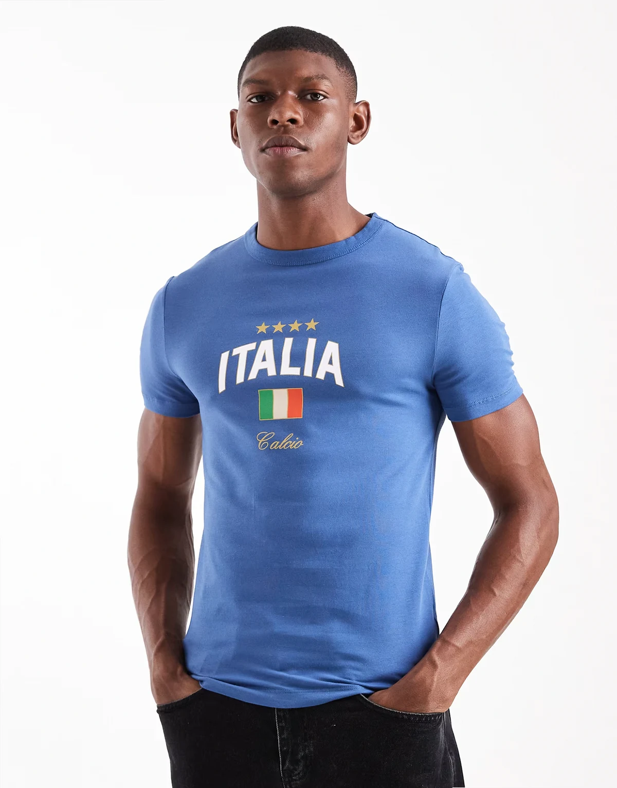 – Niebieski T-shirt o kroju podkreślającym sylwetkę z grafiką z napisem „Italia”