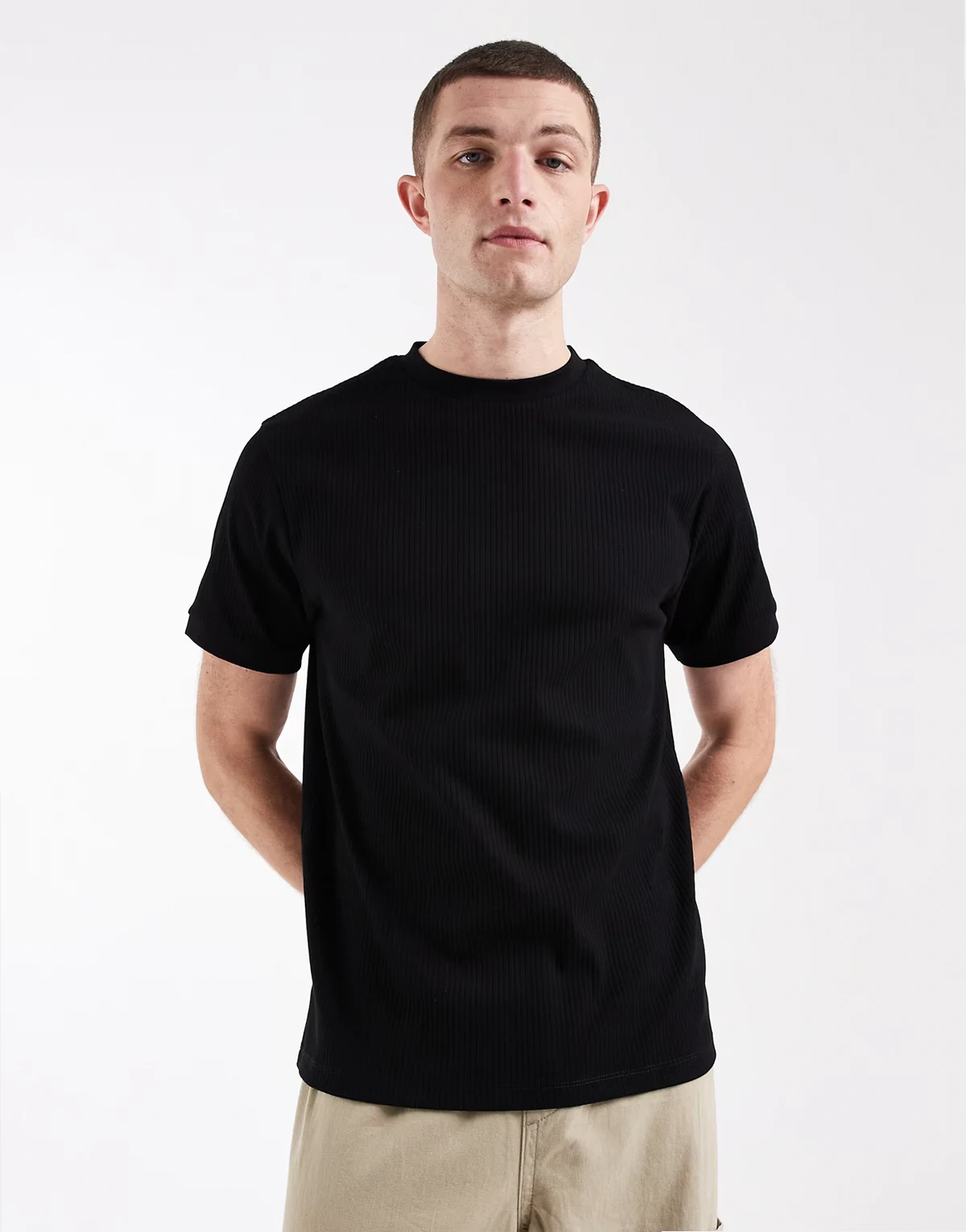 – Czarny T-shirty z okrągłym dekoltem, o fakturze w szerokie prążki